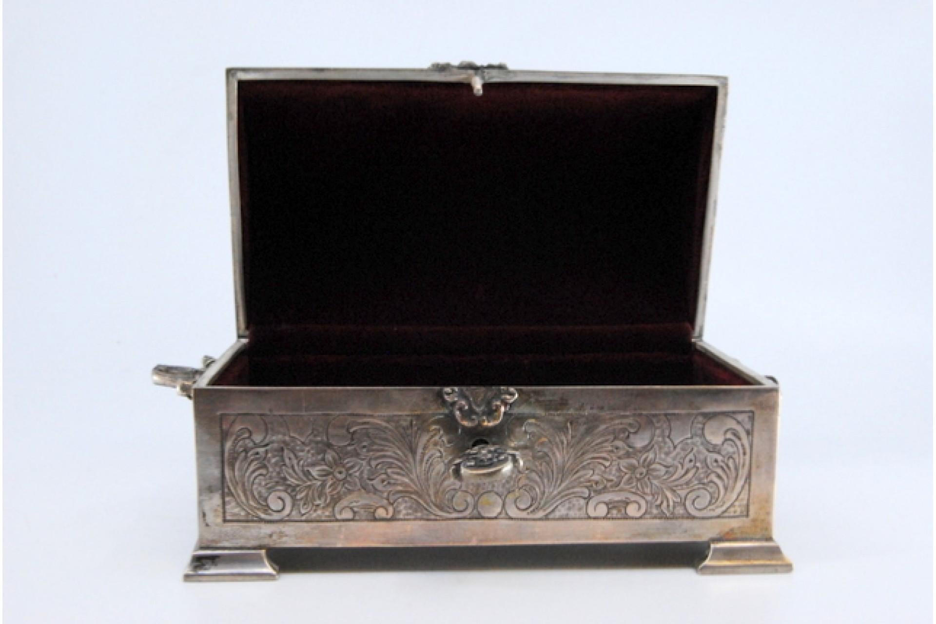 Silver Chest-shaped silver jewelry box with plant engravings and key For Sale