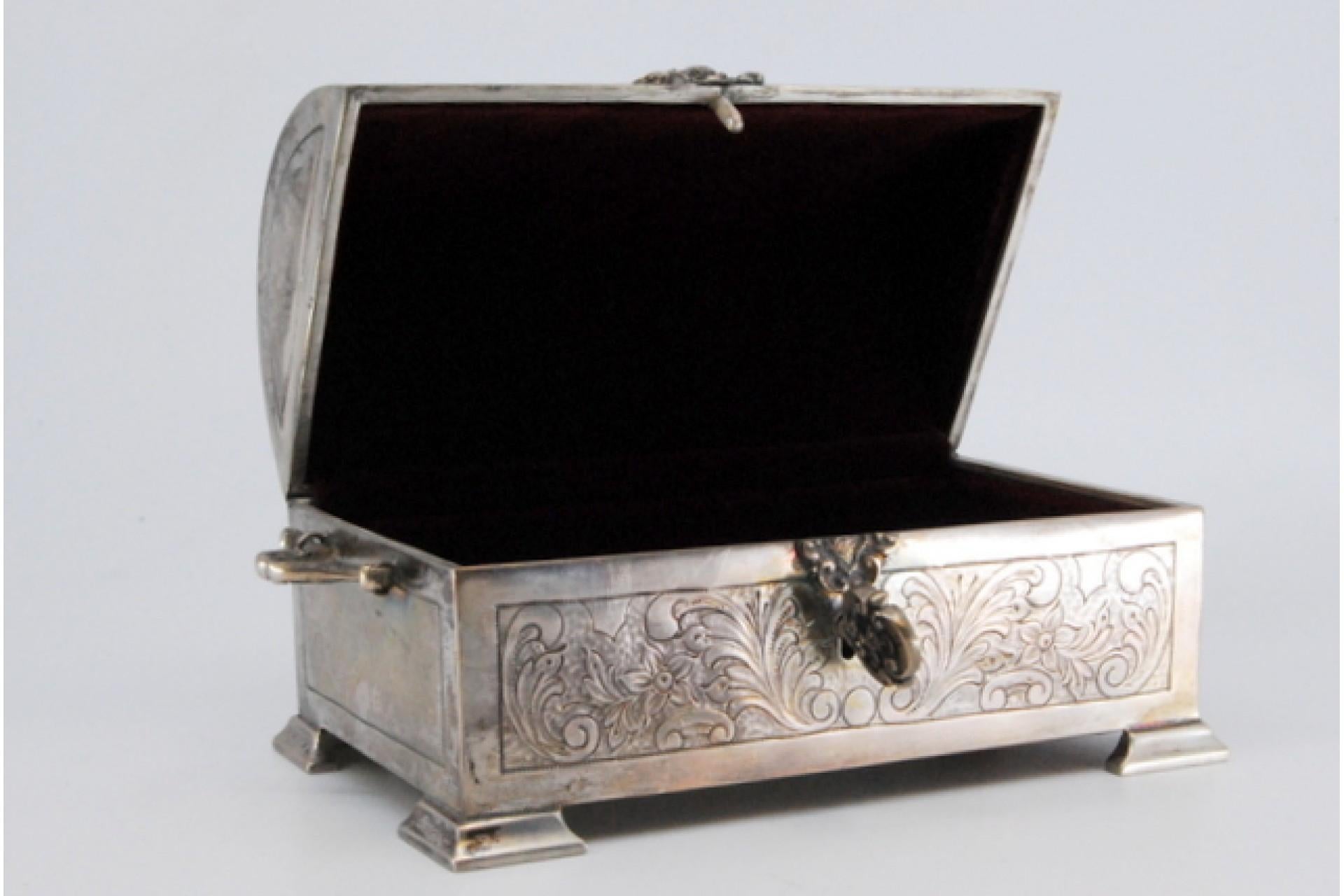 Chest-shaped silver jewelry box with plant engravings and key For Sale 2