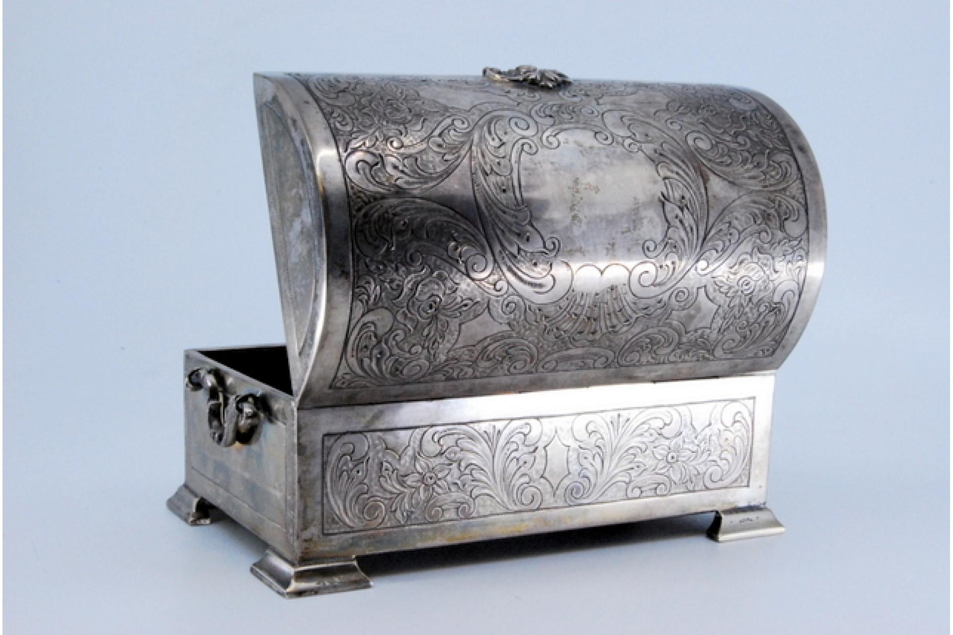 Chest-shaped silver jewelry box with plant engravings and key For Sale 3