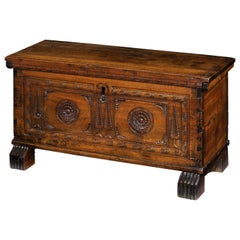 Coffre Petit Noyer Espagnol Sculpté Tête de Cyprès 31" de long 16 1/4" de haut