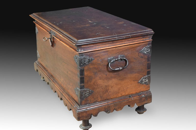 The shape of this chest, rectangular with flat top, is also the usual in this type of furniture since the Gothic in the Spanish school. It is necessary to highlight the importance that the typology has on Spanish Antique furniture, since it would