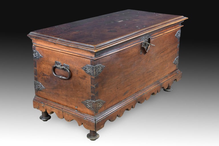 Chest, Walnut, Textile, Wrought Iron, 17th Century In Good Condition For Sale In Madrid, ES