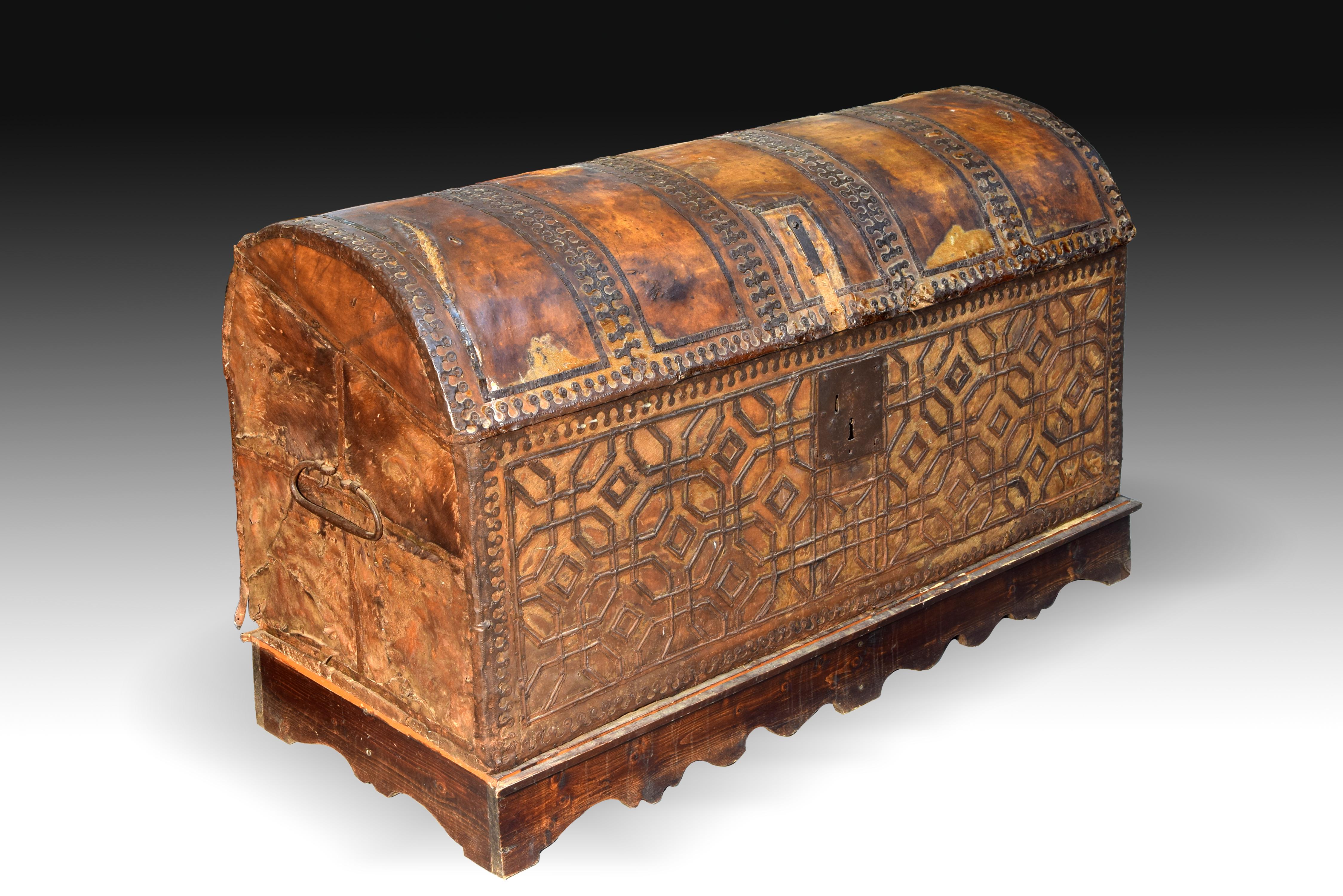 Ark with geometric decoration. Leather and wrought iron, Spain, circa 1500.
Rectangular trunk with curved lid and key lock located on a trimmed molding that rests on three supports on the floor. On the outside, it is decorated with sticks and