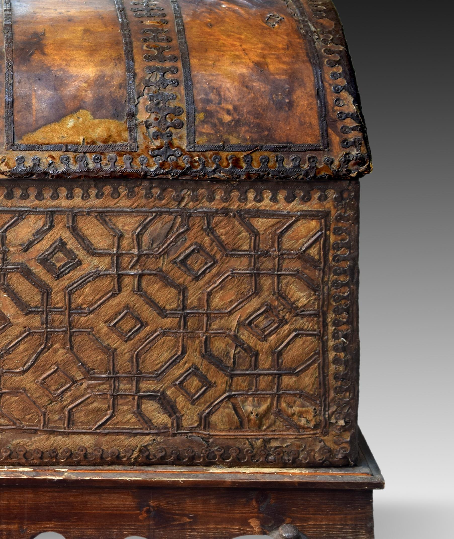Chest with Geometric Design, Leather, Iron, Spain, circa 1500 In Good Condition In Madrid, ES
