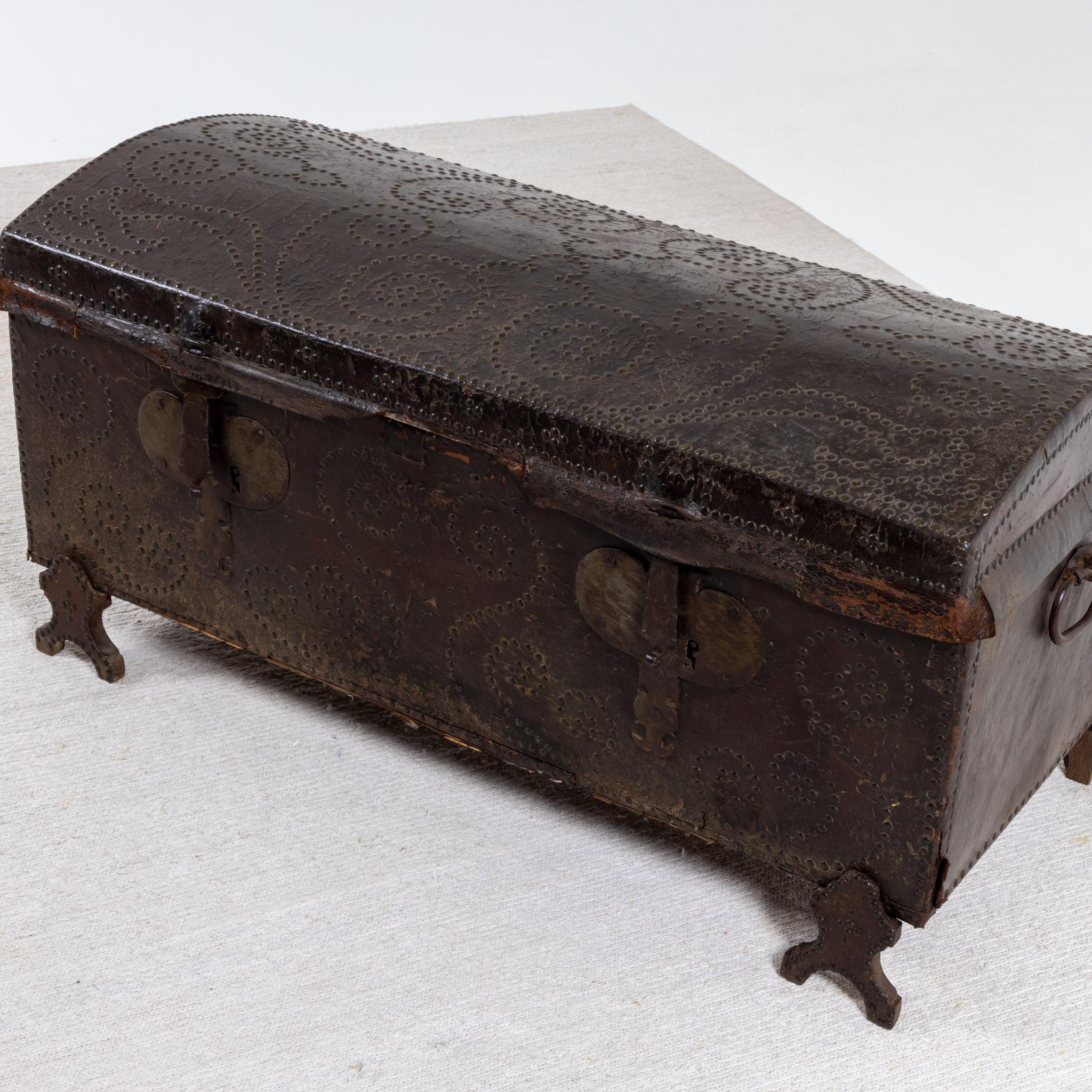 Chest with Leather Cover, Probably Italy 18th Century In Good Condition For Sale In Greding, DE