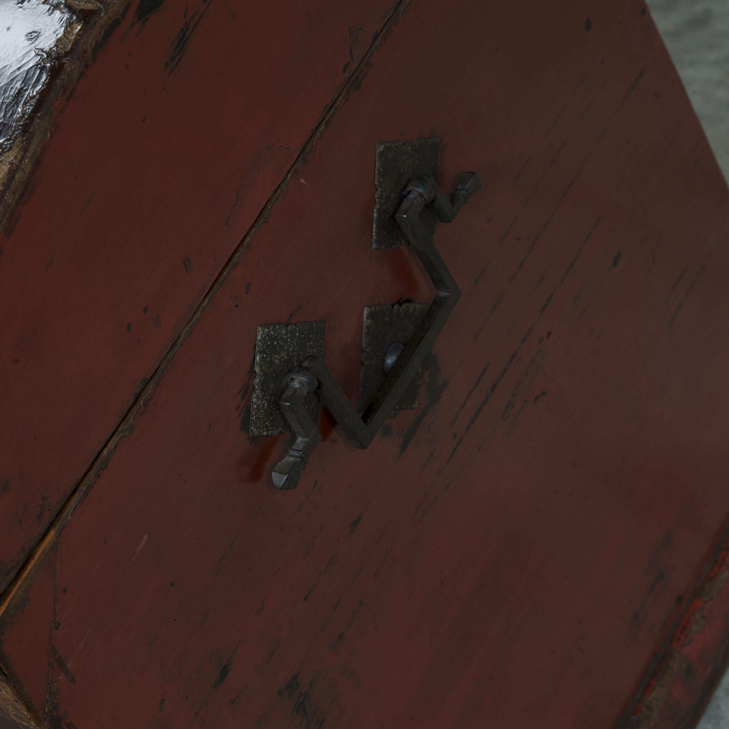 Kommode mit dickrotem Originallack, spätes 18. Jahrhundert (Holz) im Angebot