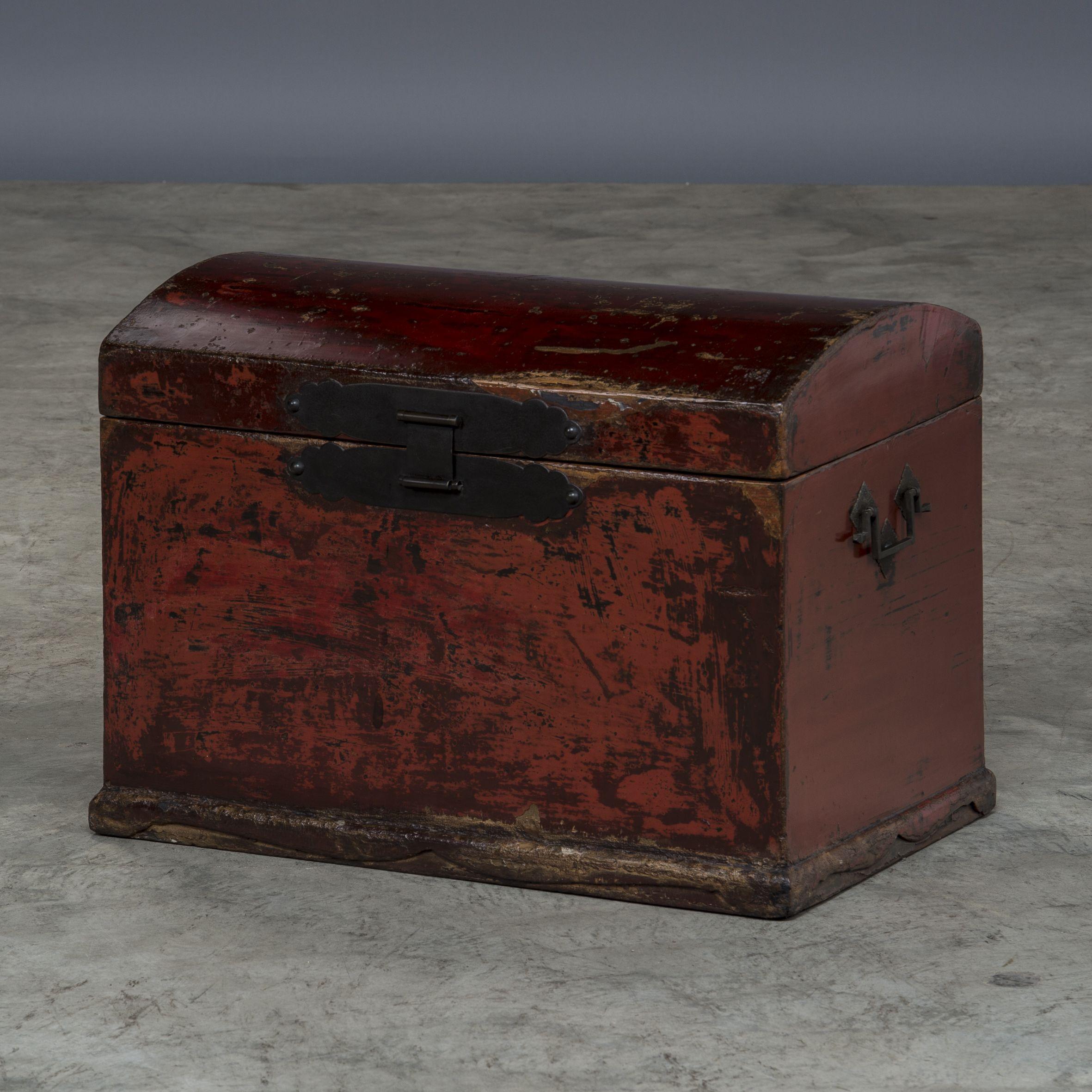 Kommode mit dickrotem Originallack, spätes 18. Jahrhundert im Angebot 1