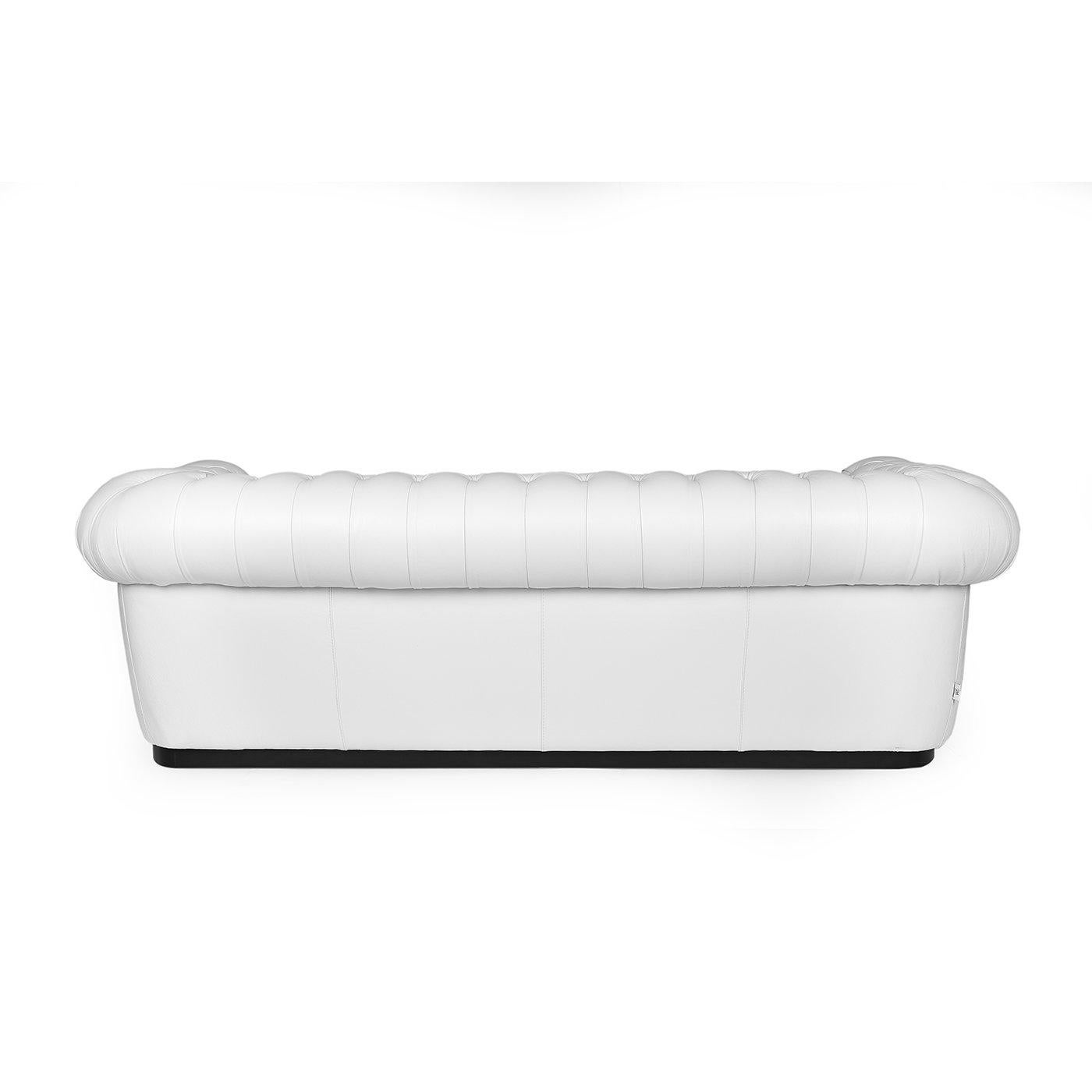 Ce design élégant et intemporel sera un choix judicieux pour compléter les décors entièrement blancs ou pour ajouter une touche de luminosité aux décors monochromes. Entièrement revêtu de cuir nubuck blanc, le cadre en bois est composé de 80 % de