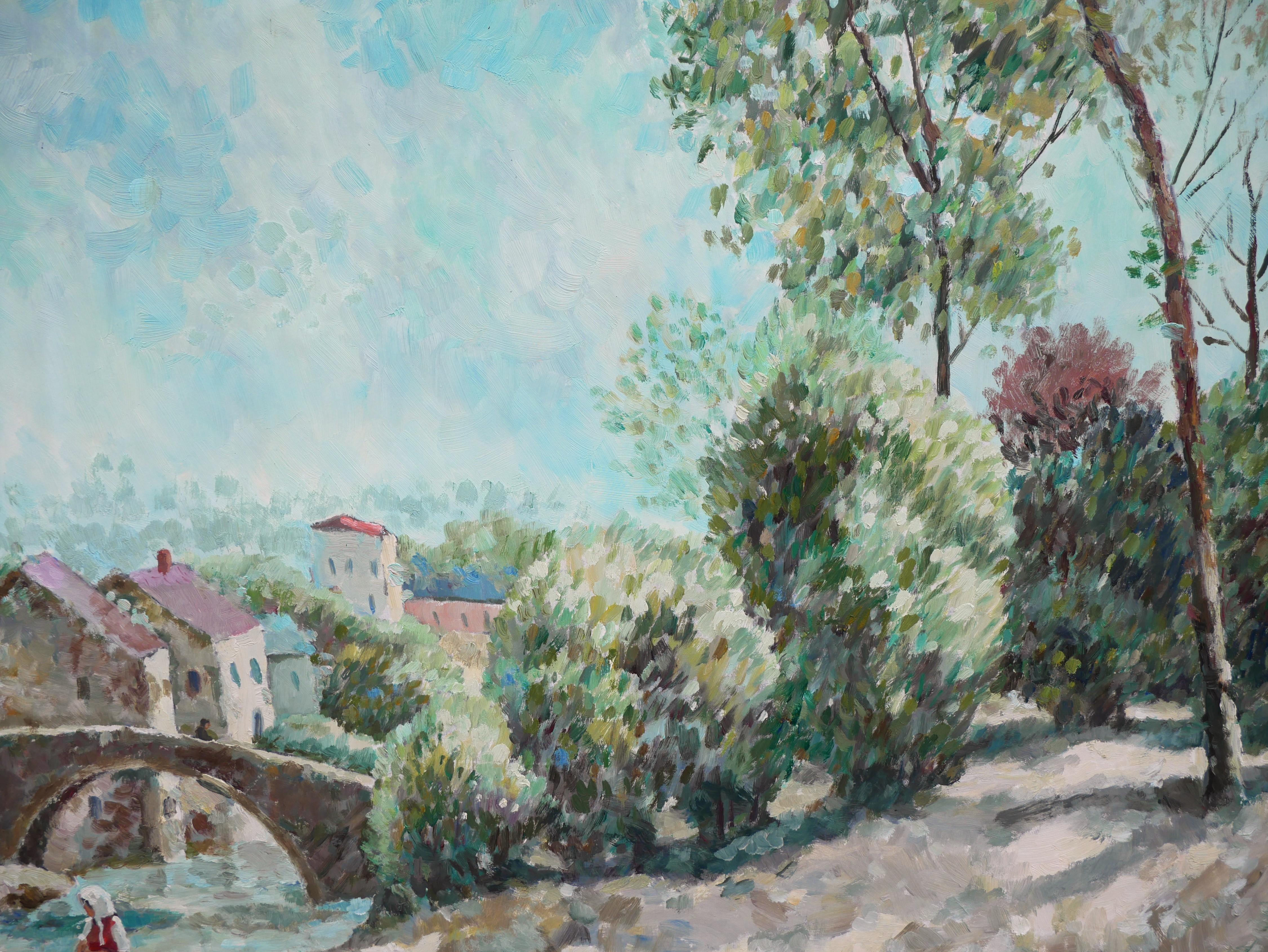 Peinture pastorale d'inspiration impressionniste / postimpressionniste de l'artiste texan Chest Snowden. L'œuvre représente deux personnages debout à côté d'un pont et de grands arbres, avec une petite ville en arrière-plan. Signé dans le coin