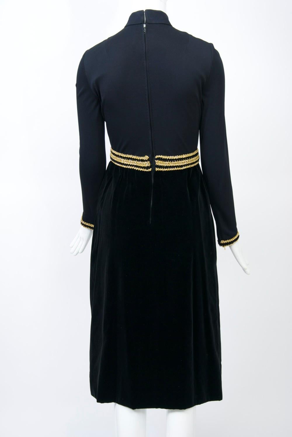 De las mujeres Vestido de punto y terciopelo negro de los años 70 de Chester Weinberg en venta