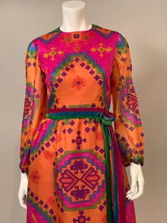 Chester Weinberg Seiden-organza-Kleid und passender Perlenschal