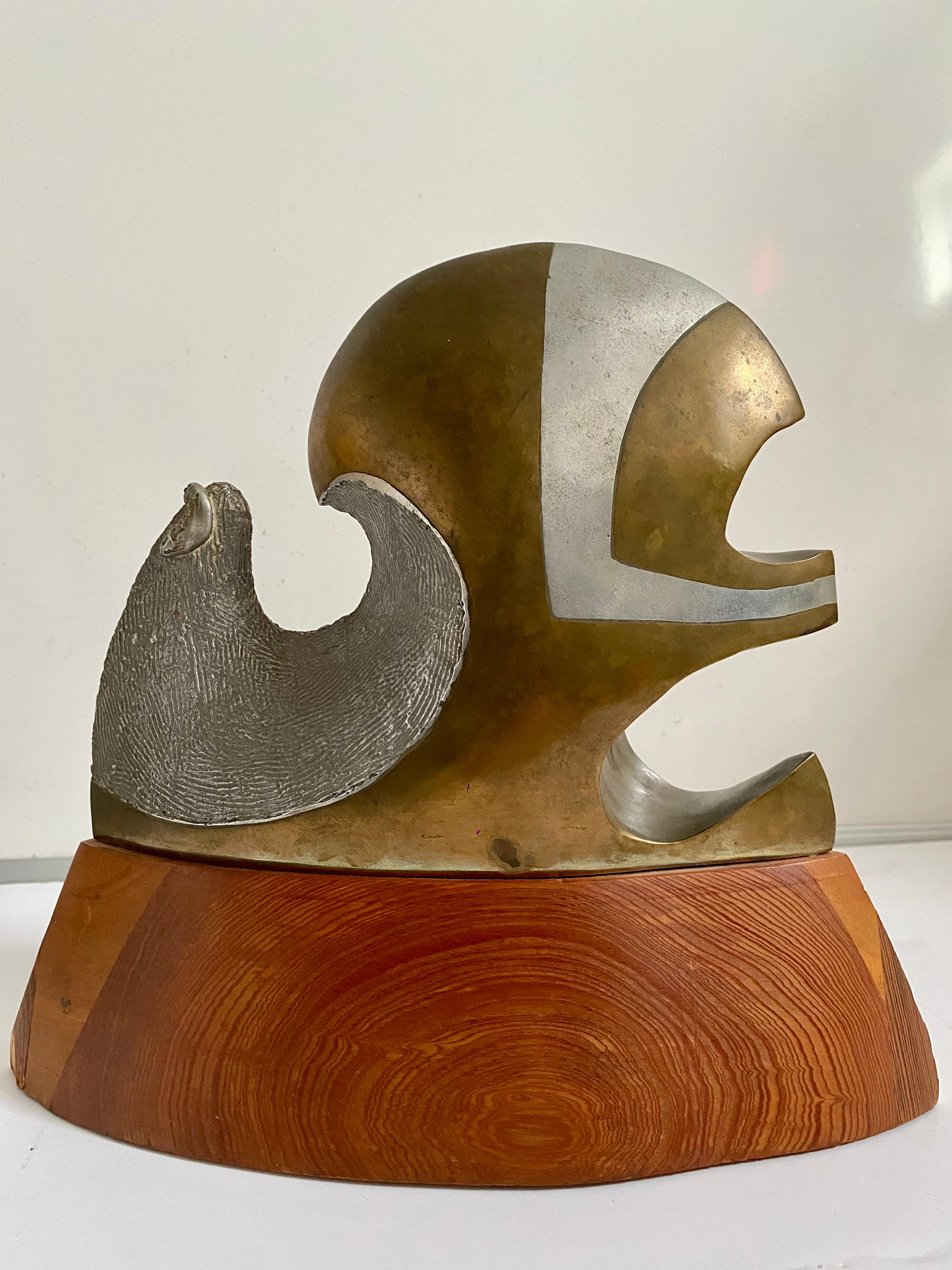 Chester L. Williams
Etichetta sul fondo, firmata. Titolo: Promethium
Mezzo: Bronzo, alluminio e legno. 
Dimensioni approssimative: 12 X 11 X 4 pollici. 

Chester Lee Williams (1944-1919) è nato nel 1944 a Durham, nella Carolina del Nord. Chester ha