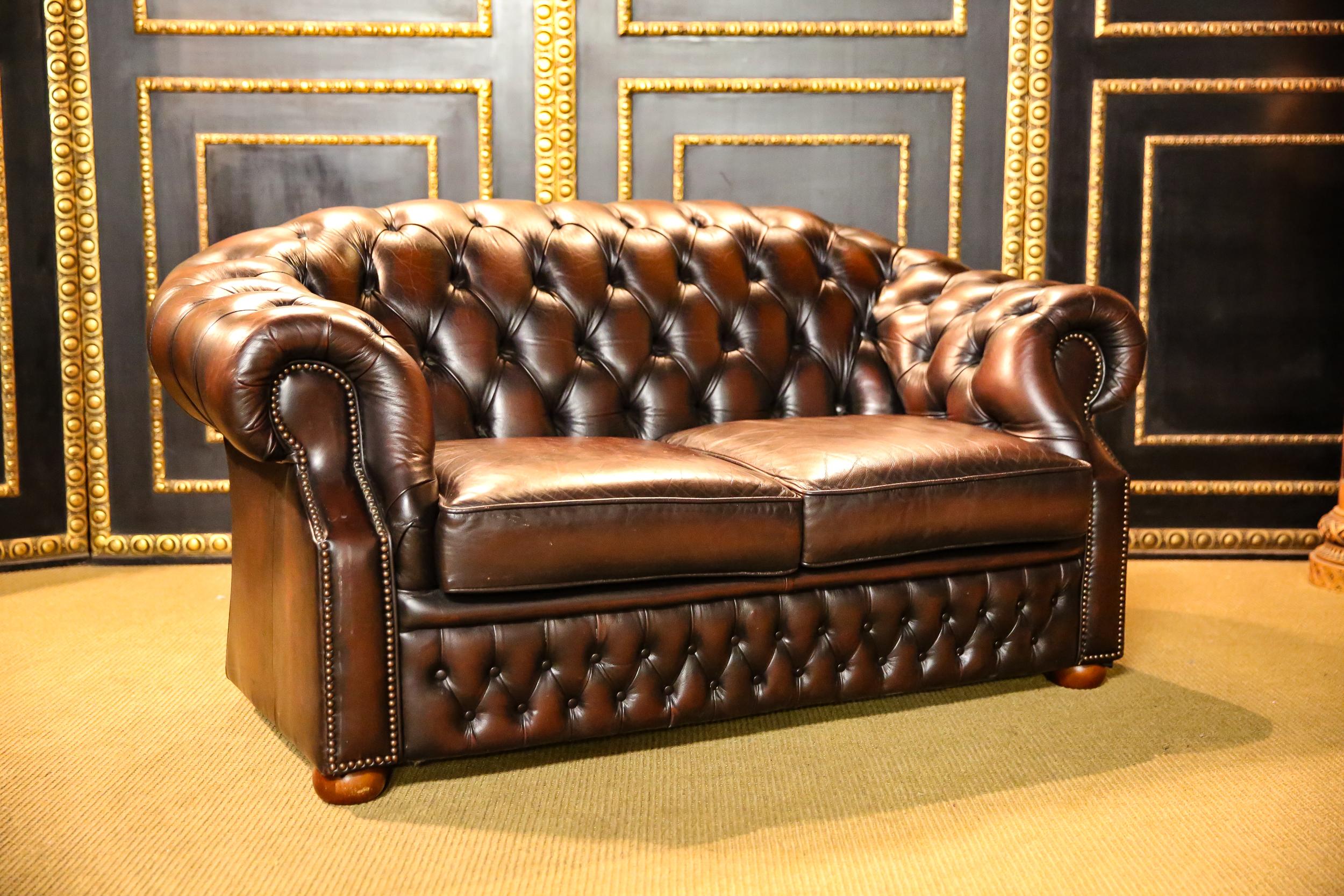 Very well-kept Chesterfield set Kent model. This model was made by the company Centurion, the company is a traditional manufactory what is known for its quality. There are a few scratches on 1 pillow.

 