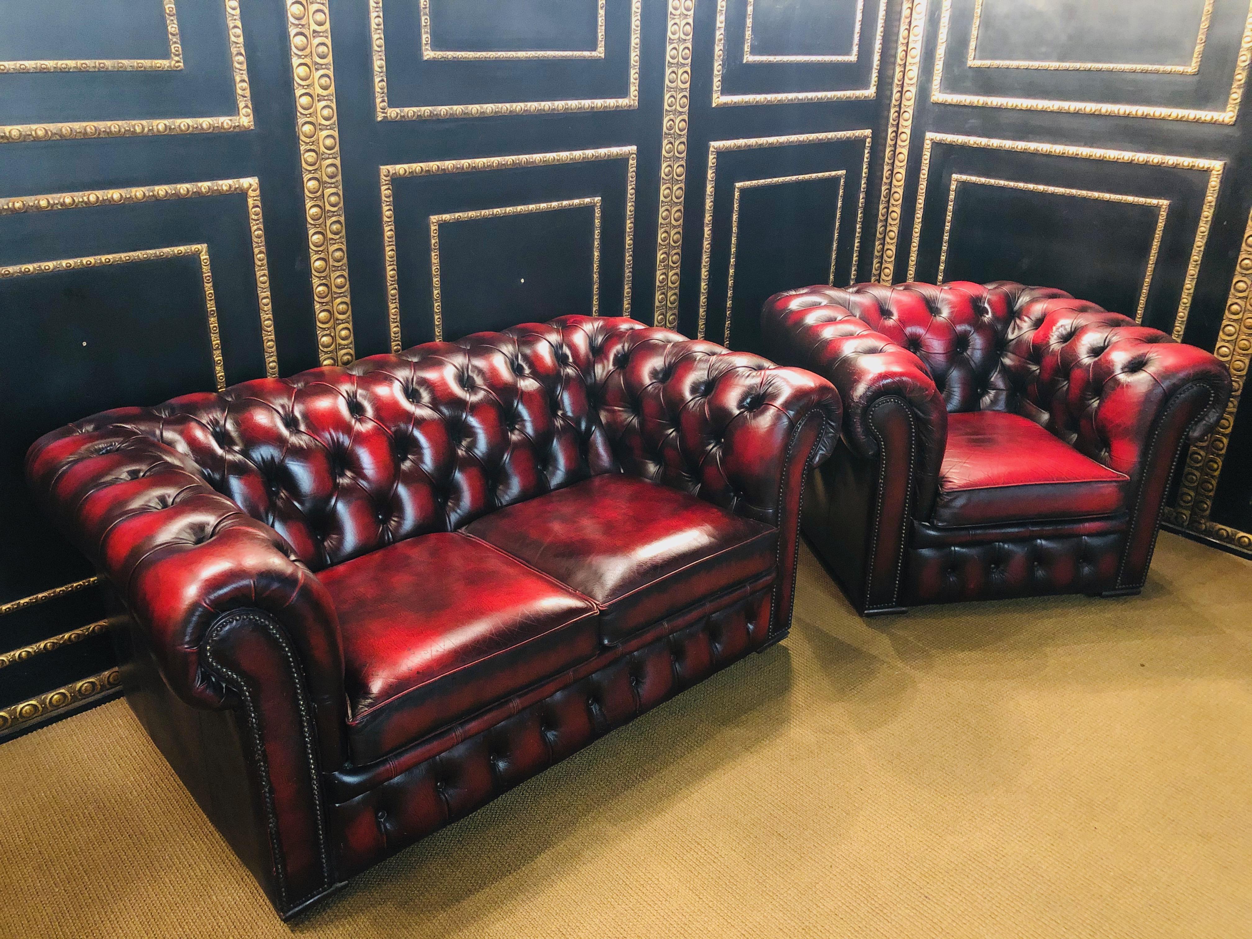 The elegant design suits every interior. Thanks to the typical upholstered buttons, this set goes well with all Classic furnishings. Since it is completely covered with real leather, you can show it off freely in the room as you wish.

Very sturdy
