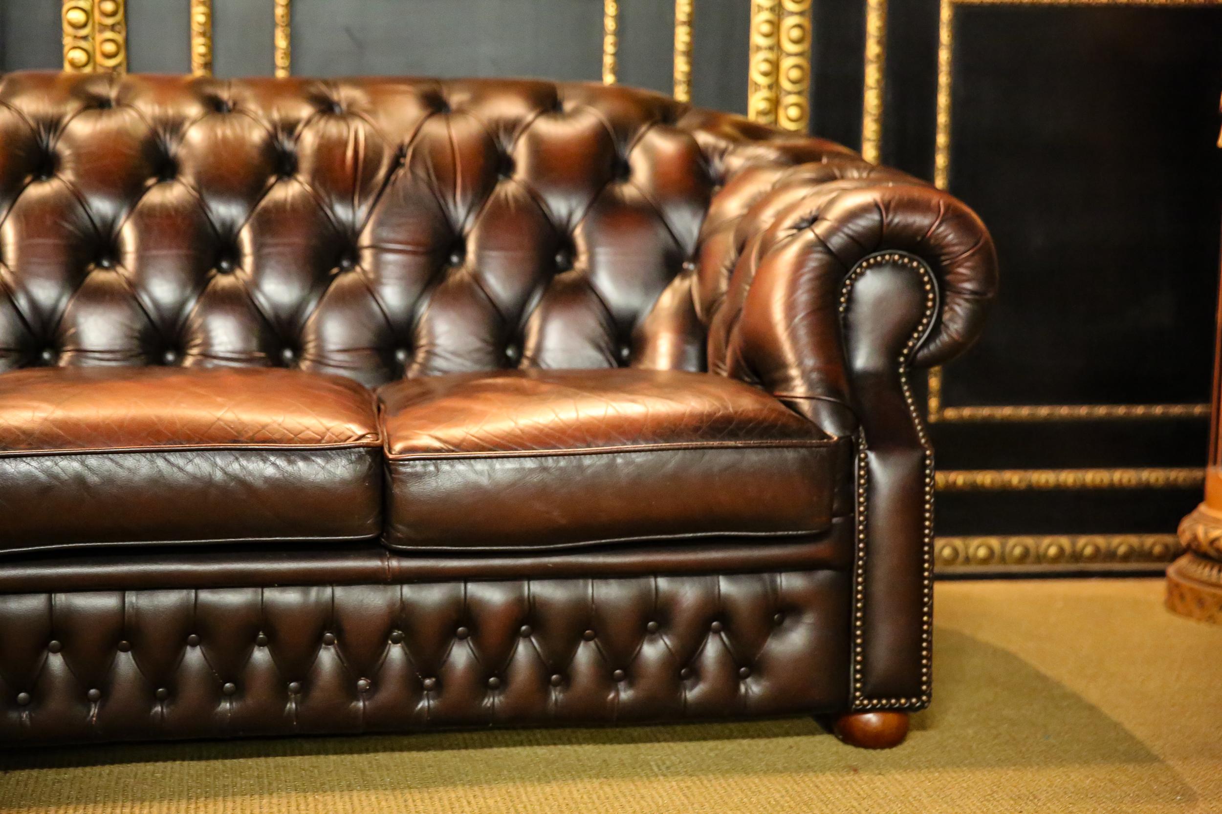 Very well-kept Chesterfield set Kent model. This model was made by the company Centurion, the company is a traditional manufactory what is known for its quality it is in a Vintage Condition.
but over the years it has gotten a bit more character. We