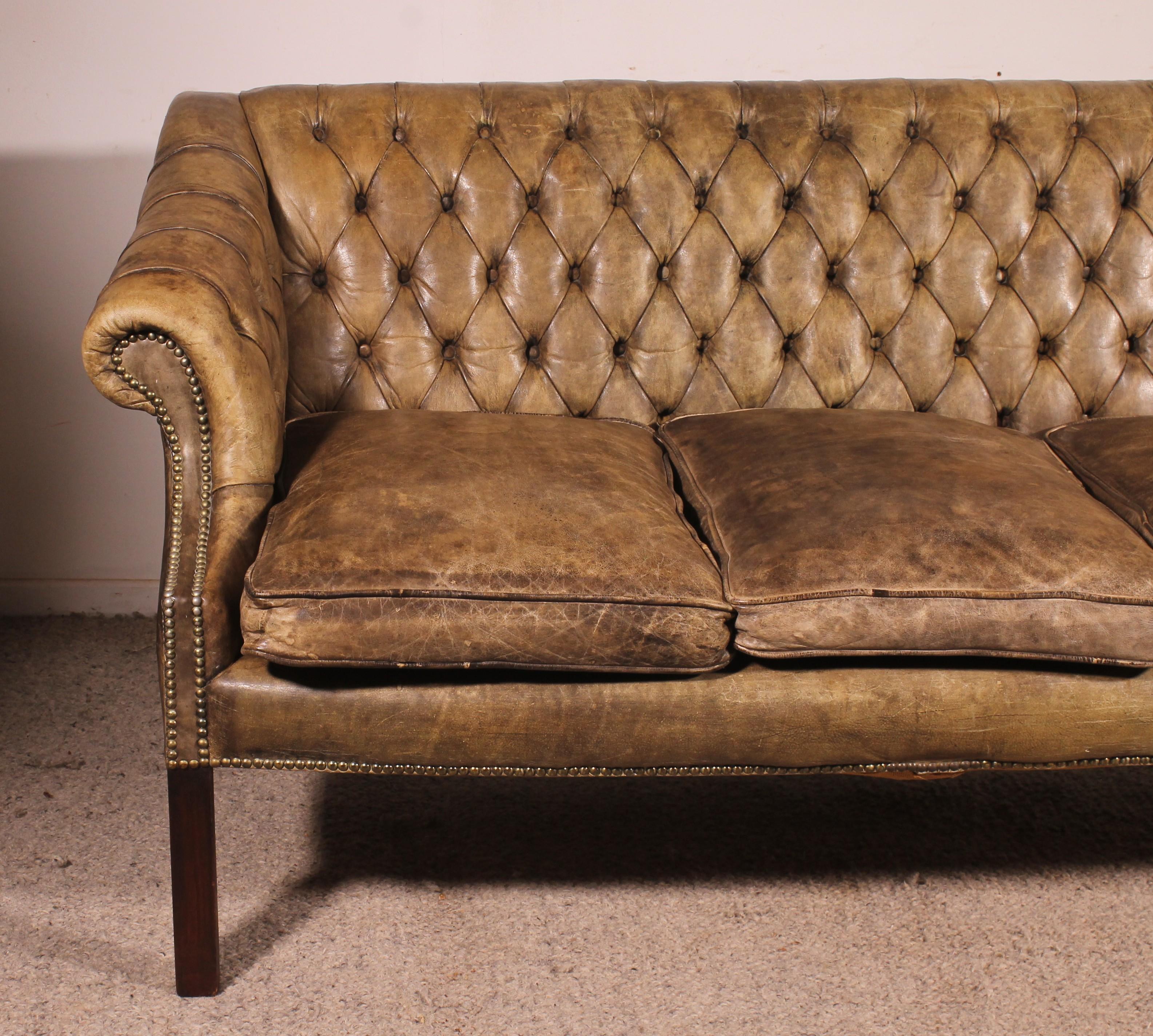 Splendido divano Chesterfield a tre posti in pelle della prima parte del XX secolo, proveniente dall'Inghilterra, con tre grandi cuscini rimovibili e gambe dritte.

Divano Chesterfield di ottima fattura.
Le finiture con borchie in ottone sono cucite