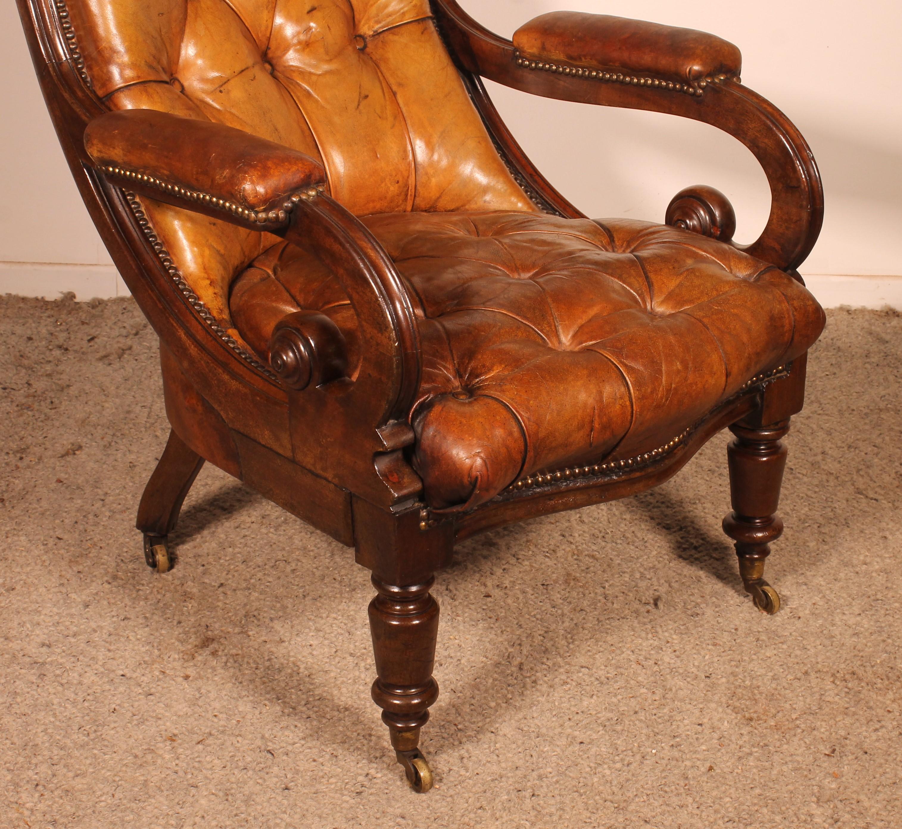Splendida poltrona inglese della prima parte del XIX secolo rivestita con una pelle abbottonata chiamata Chesterfield.
È raro trovare una poltrona di tale qualità, con la pelle ancora intatta e una patina superba.
Anche i braccioli sono rivestiti in
