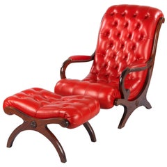 Ensemble fauteuil et ottoman Chesterfield en cuir rouge touffeté:: années 1950