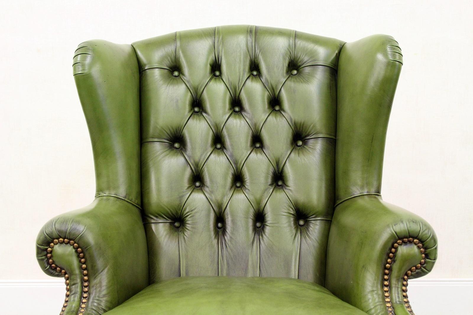 Chesterfield armchair (new old)
The shape is classic (wing chair)
armchair
Measures: Heightx100cm widthx75cm depthx95cm
Color green
Pillows: down pillows
Condition: The chair is in a very good condition for the age and still has the charm of