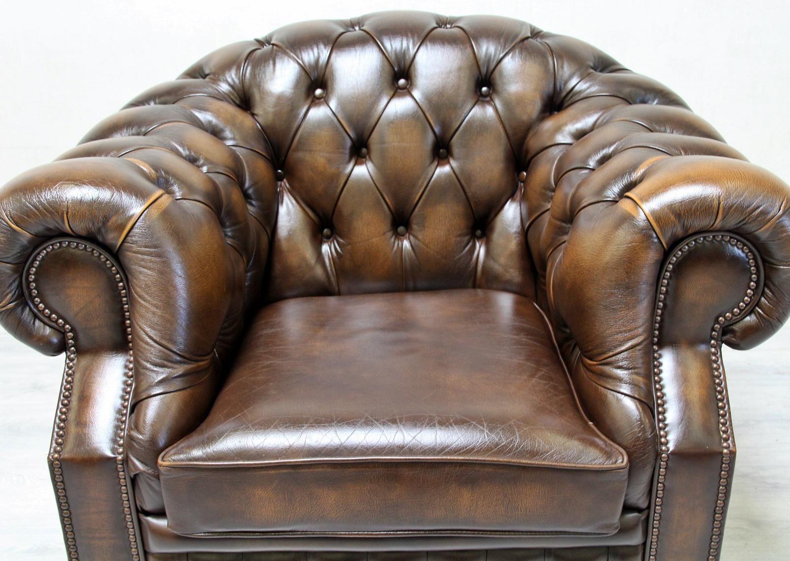 Chesterfield armchair
in original design

Condition: The chair is in a very good condition, with normal signs of usage.
Color: brown
Leather: leather / Beef
high quality workmanship / soft leather
armchair
Measures: Hightx79cm widthx105cm