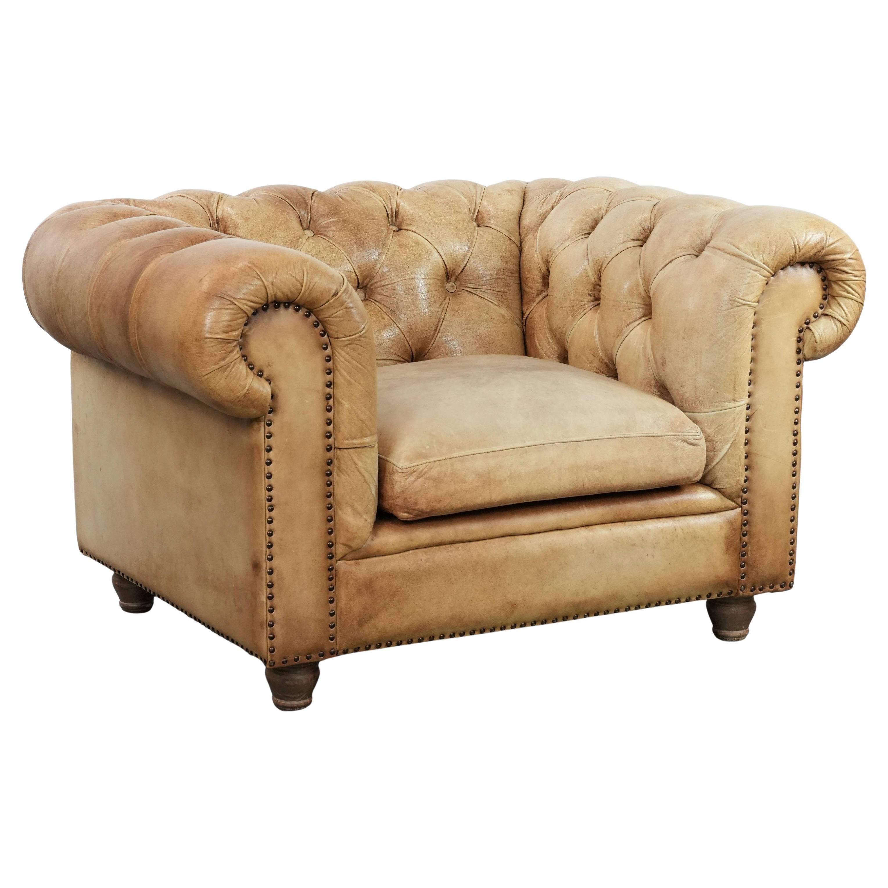 Fauteuil Chesterfield en cuir de vachette de couleur cognac clair. en vente
