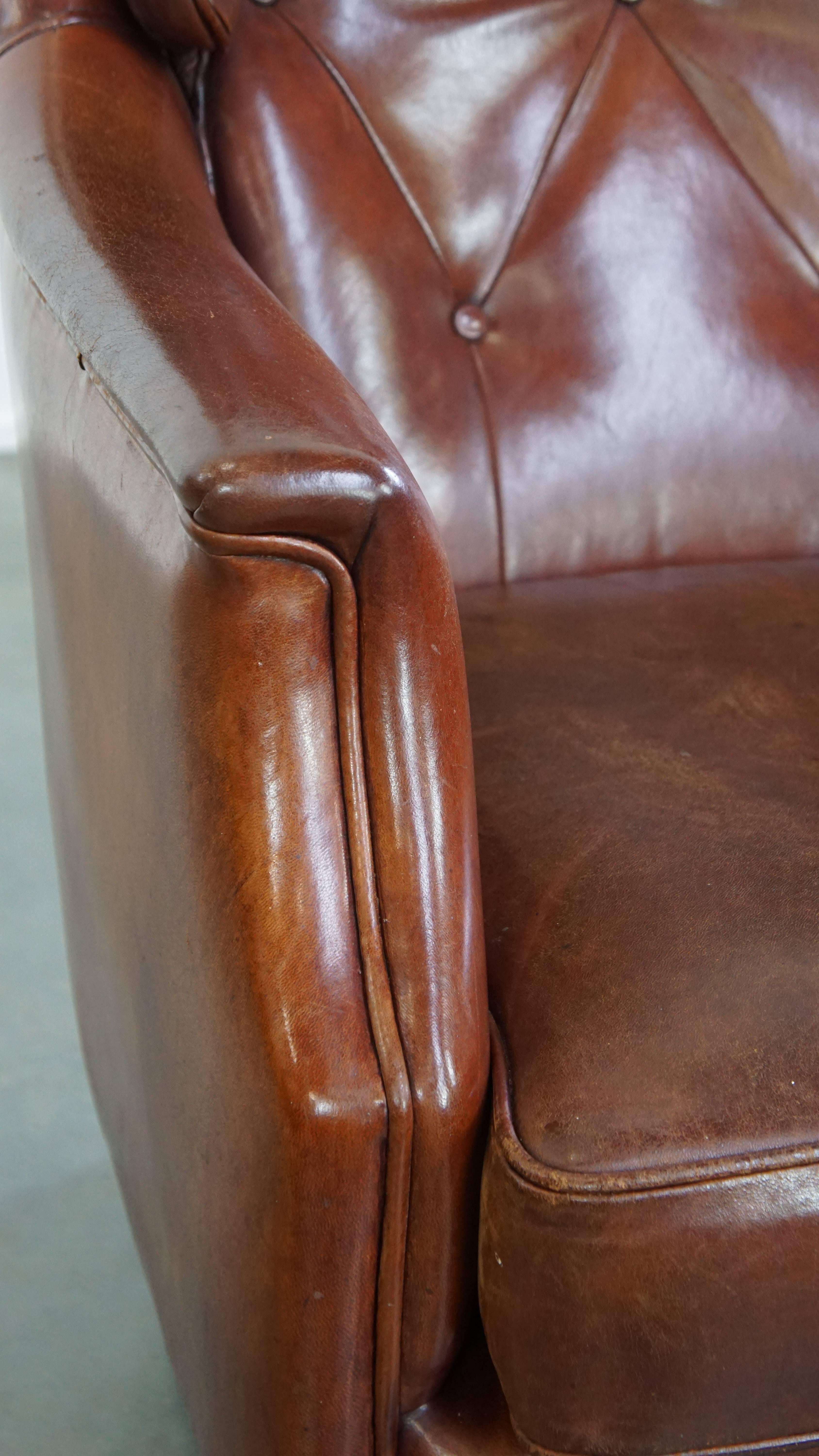 Chesterfield Sessel mit Ottomane aus Schafsleder im Angebot 3