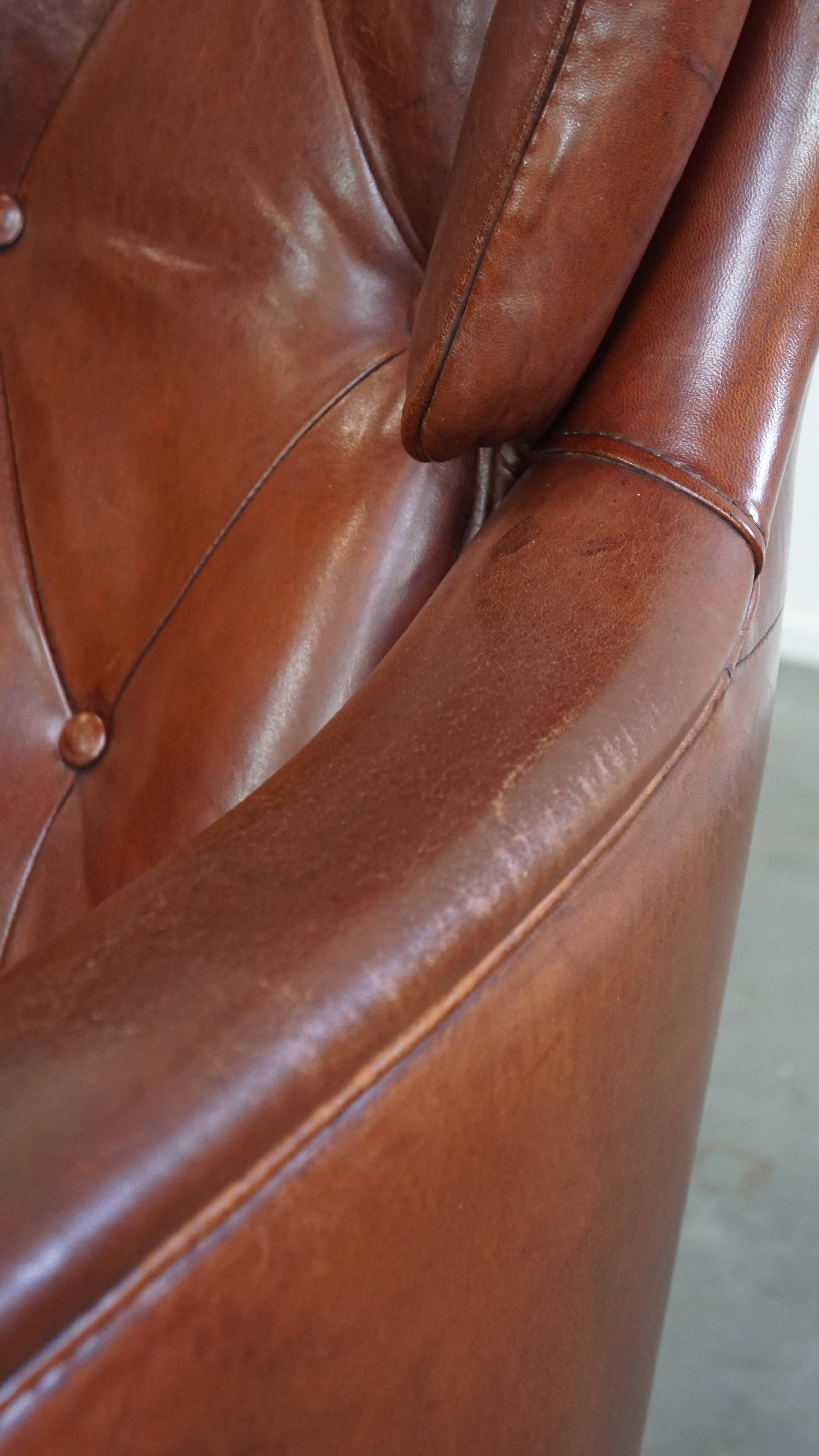Chesterfield Sessel mit Ottomane aus Schafsleder im Angebot 6
