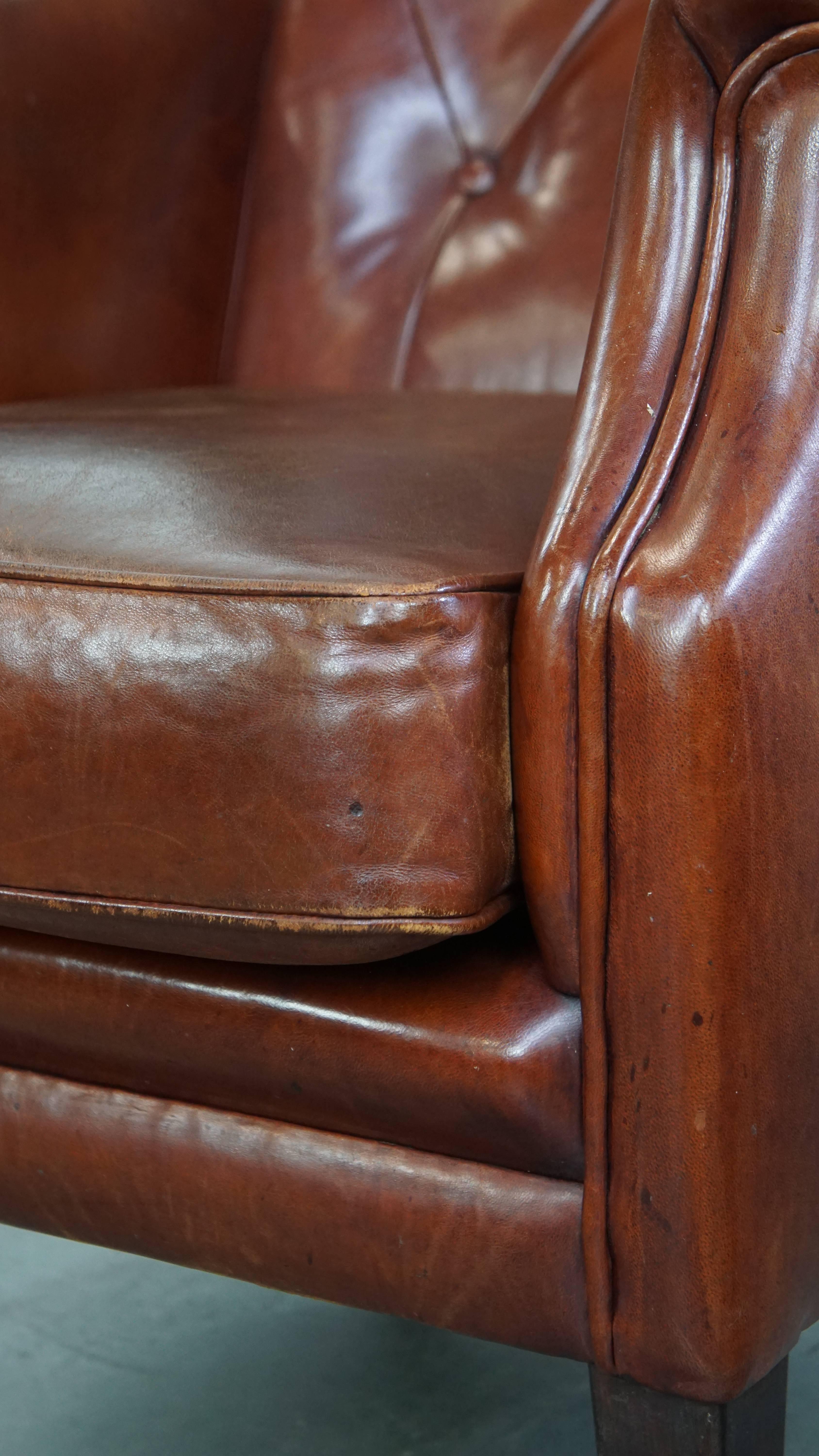 Chesterfield Sessel mit Ottomane aus Schafsleder im Angebot 7
