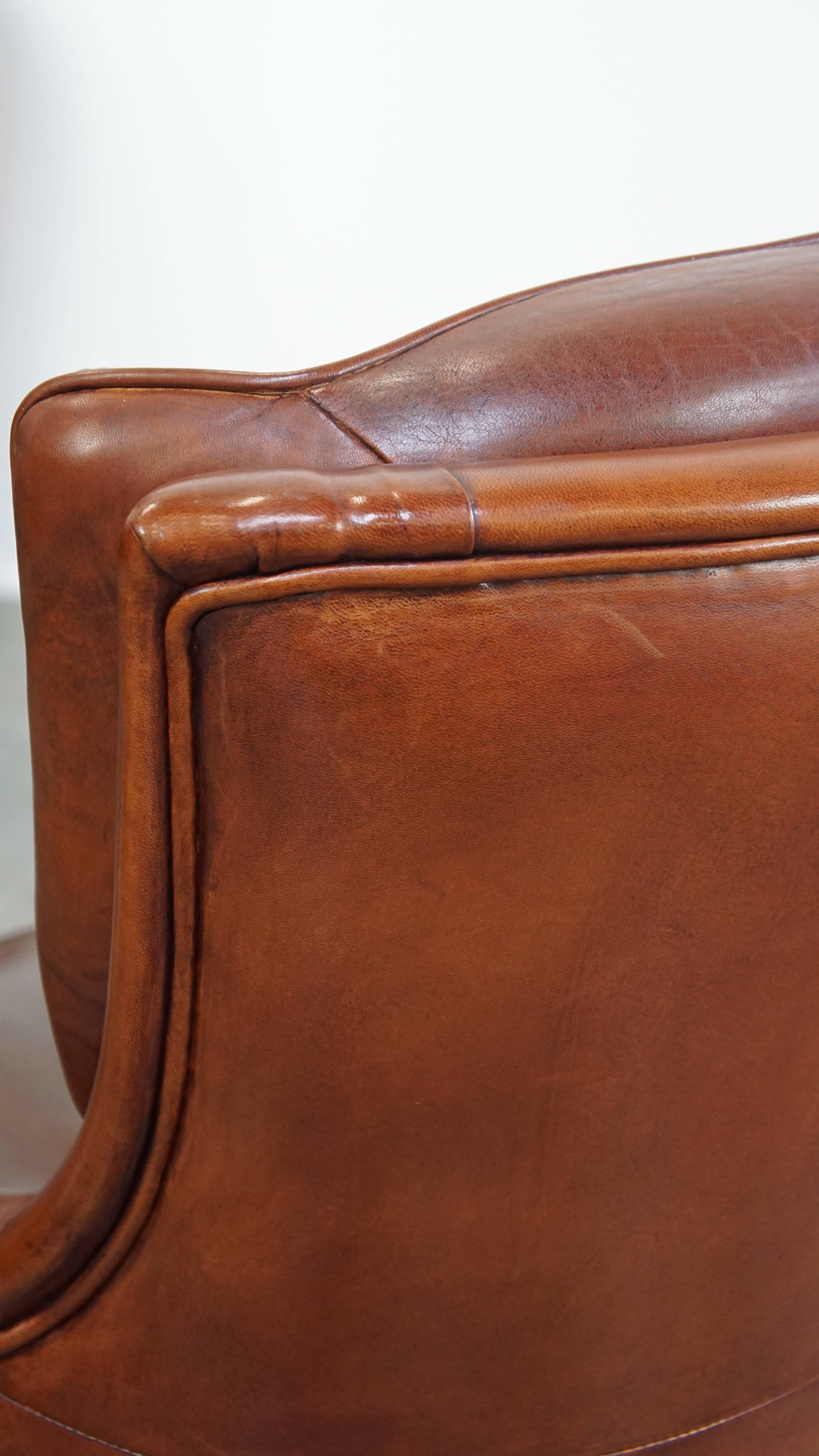 Chesterfield Sessel mit Ottomane aus Schafsleder im Angebot 8