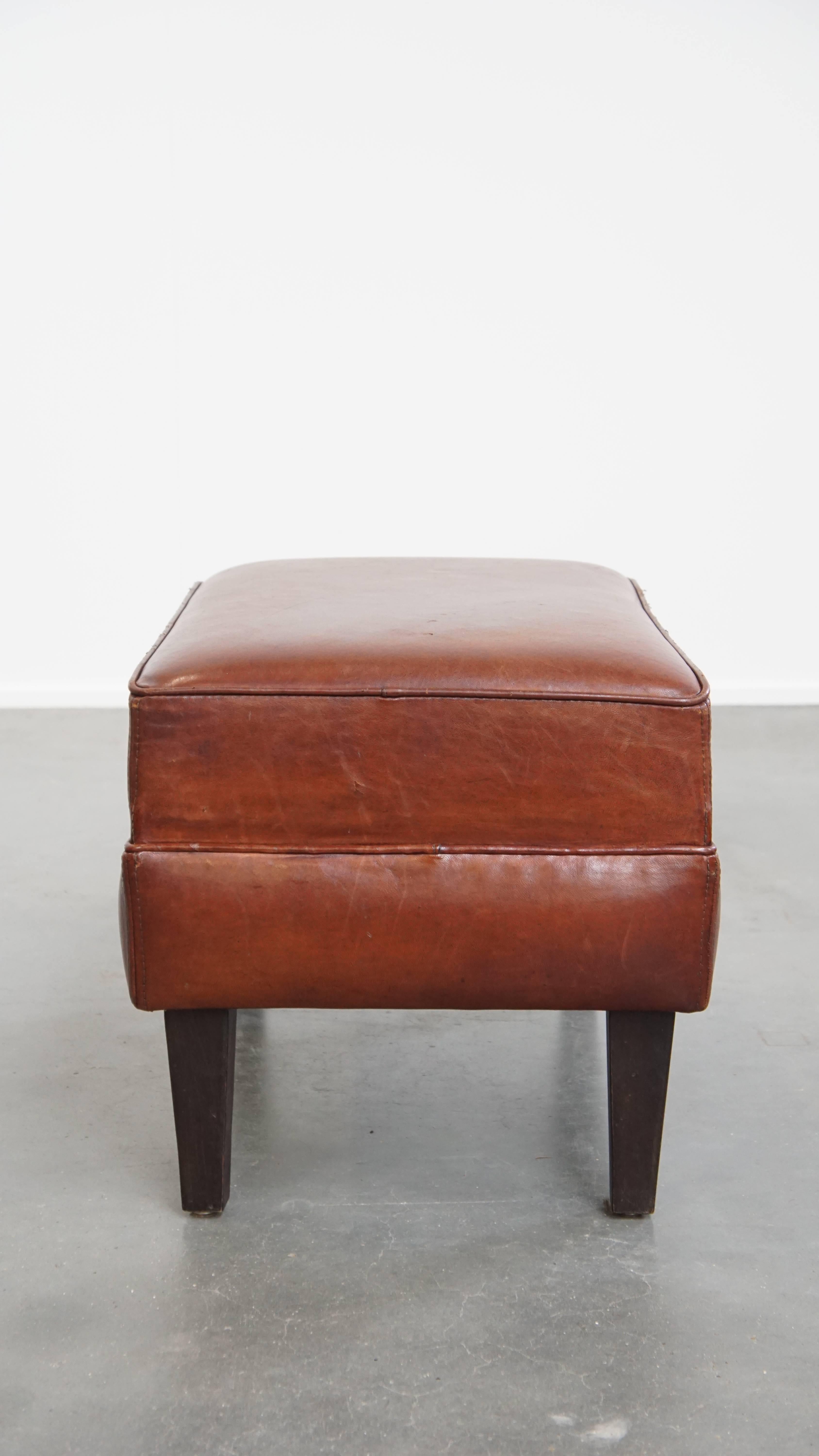 Chesterfield Sessel mit Ottomane aus Schafsleder im Angebot 13