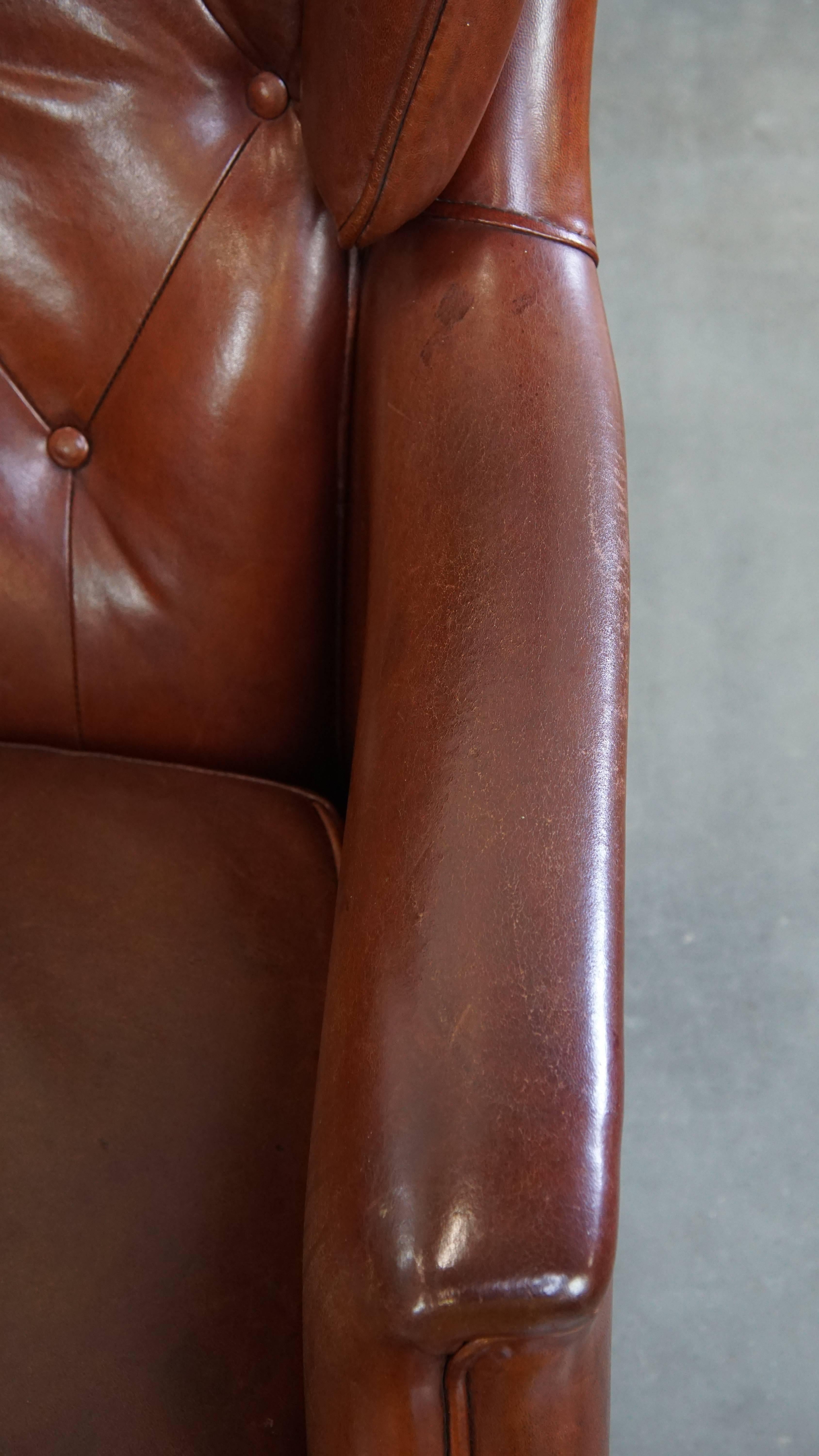 Chesterfield Sessel mit Ottomane aus Schafsleder im Angebot 1