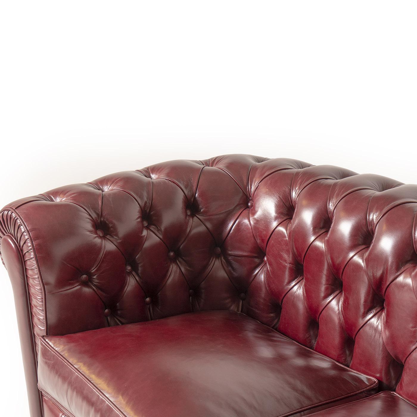 Chesterfield Bordeaux Leather Sofa In New Condition In Milan, IT