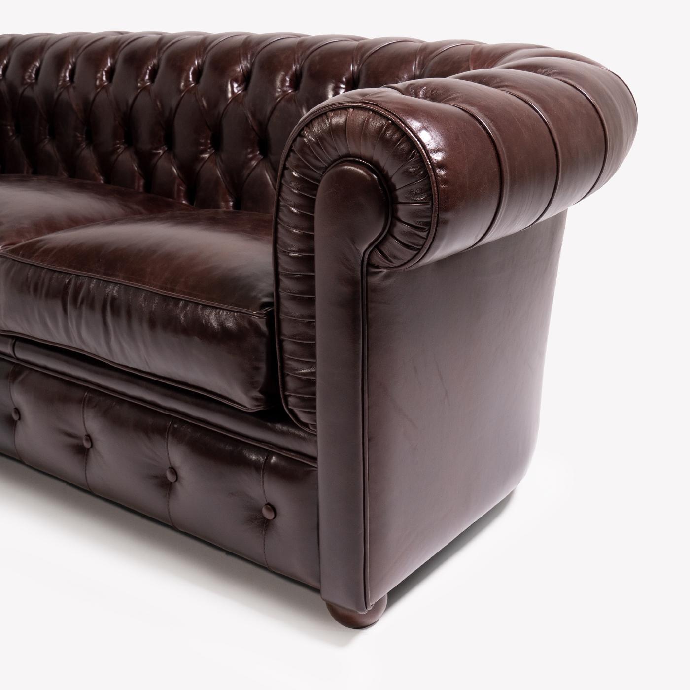 The Chesterfield sofa, from Tribeca Collection, is an icon of the world of the leather lounge, a timeless classic in the world of upholstery, an item that enriches any home and moves anyone who looks at it. For the realization of the Chesterfield