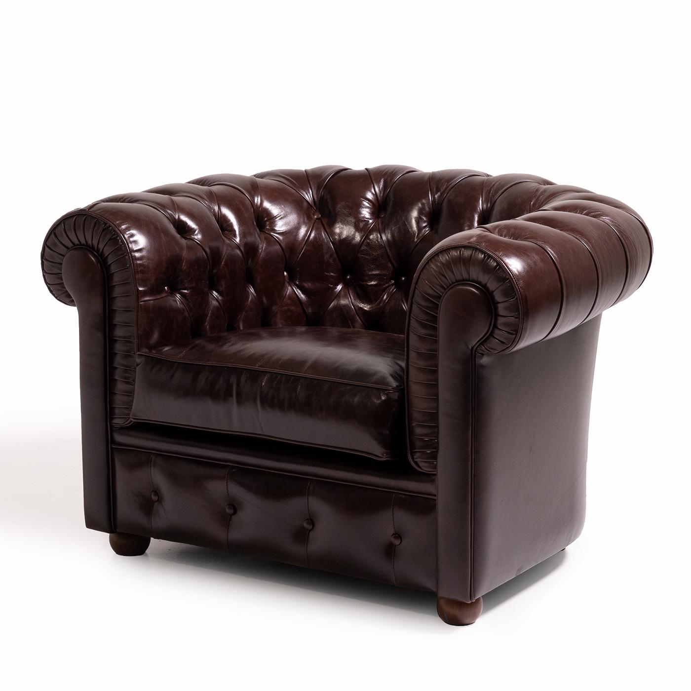 The Chesterfield armchair, from Tribeca Collection, is an icon of the world of the leather lounge, a timeless classic in the world of upholstery, an item that enriches any home and moves anyone who looks at it. For the realization of the