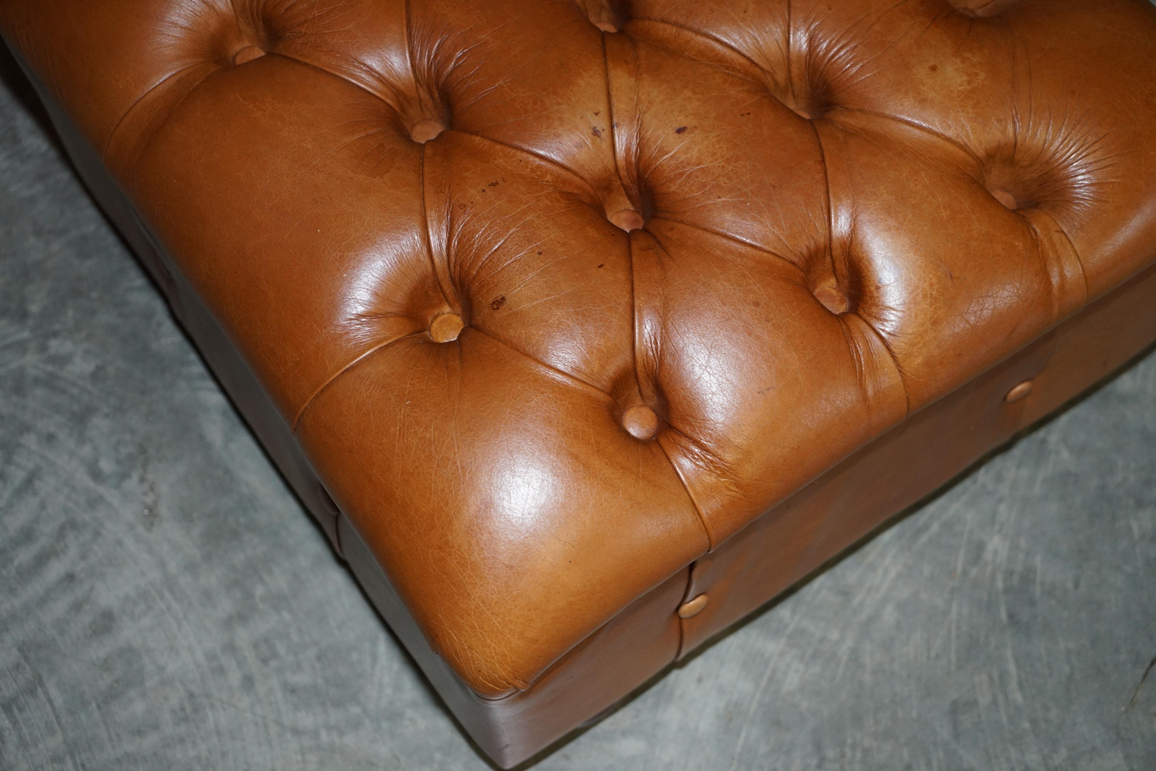 Fait main Tabouret à pieds carrés touffeté en cuir marron vintage biker brun Chesterfield en vente