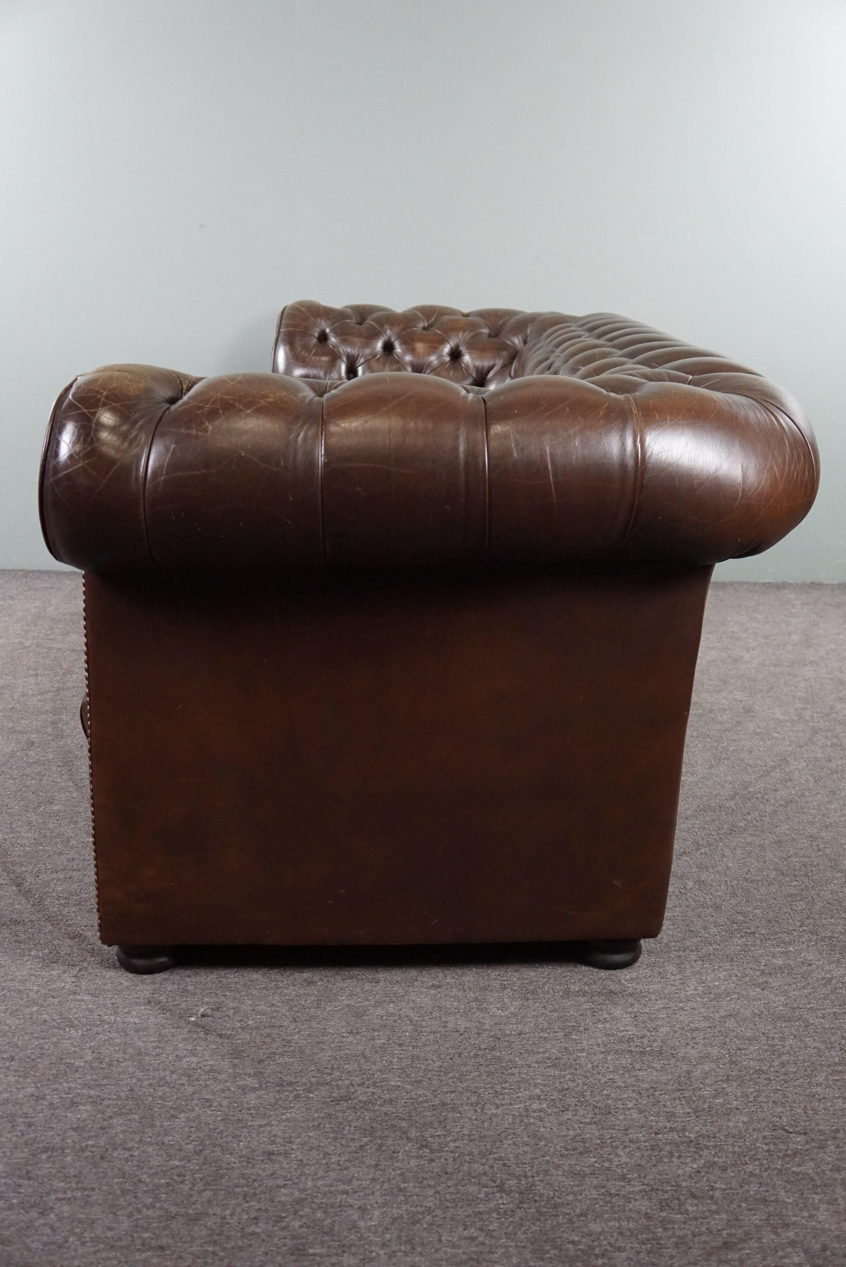 Chesterfield button seat sofa full of allure, 3 seater In Good Condition For Sale In Harderwijk, NL