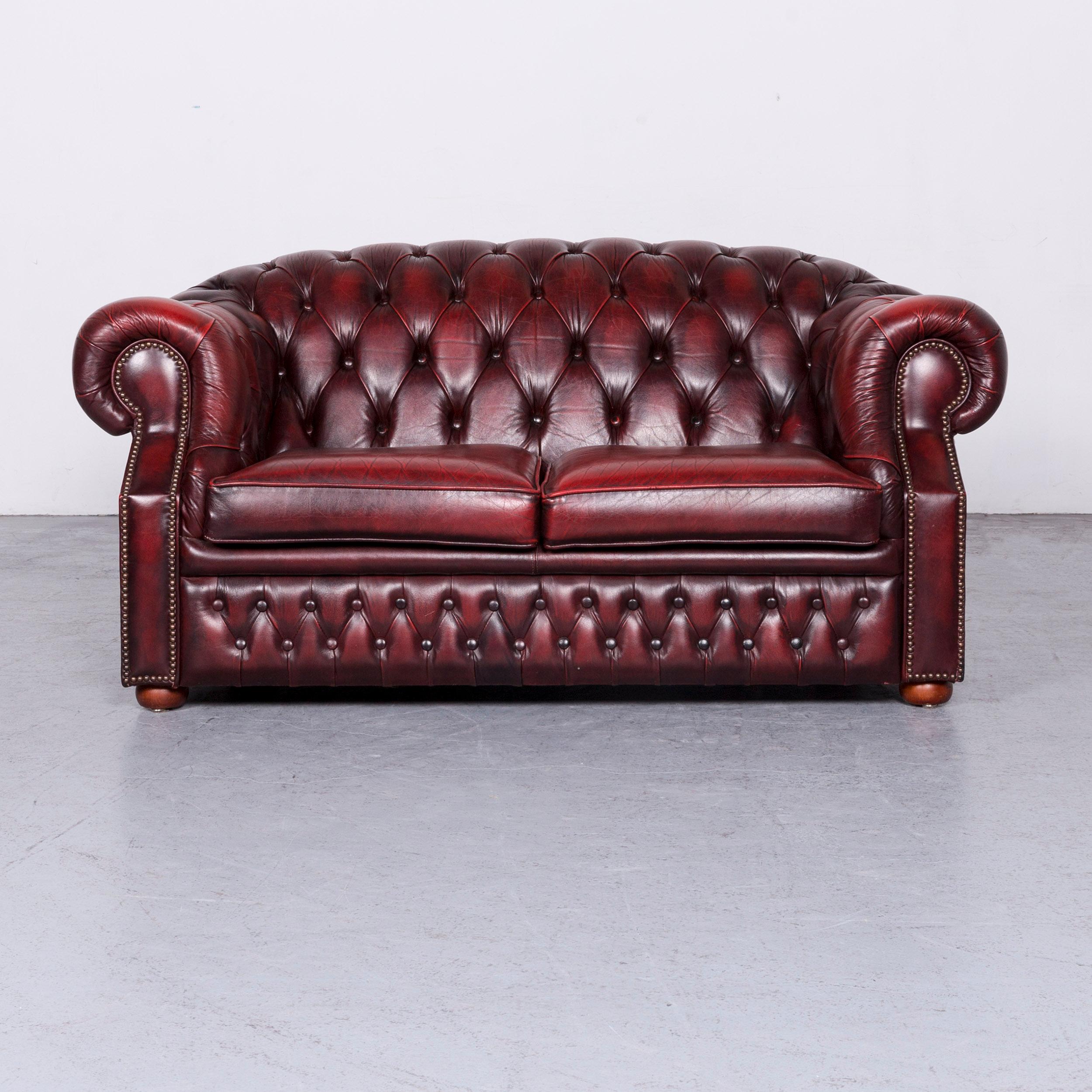 We bring to you a Chesterfield Centurion leather sofa armchair set red two-seat vintage couch.

































