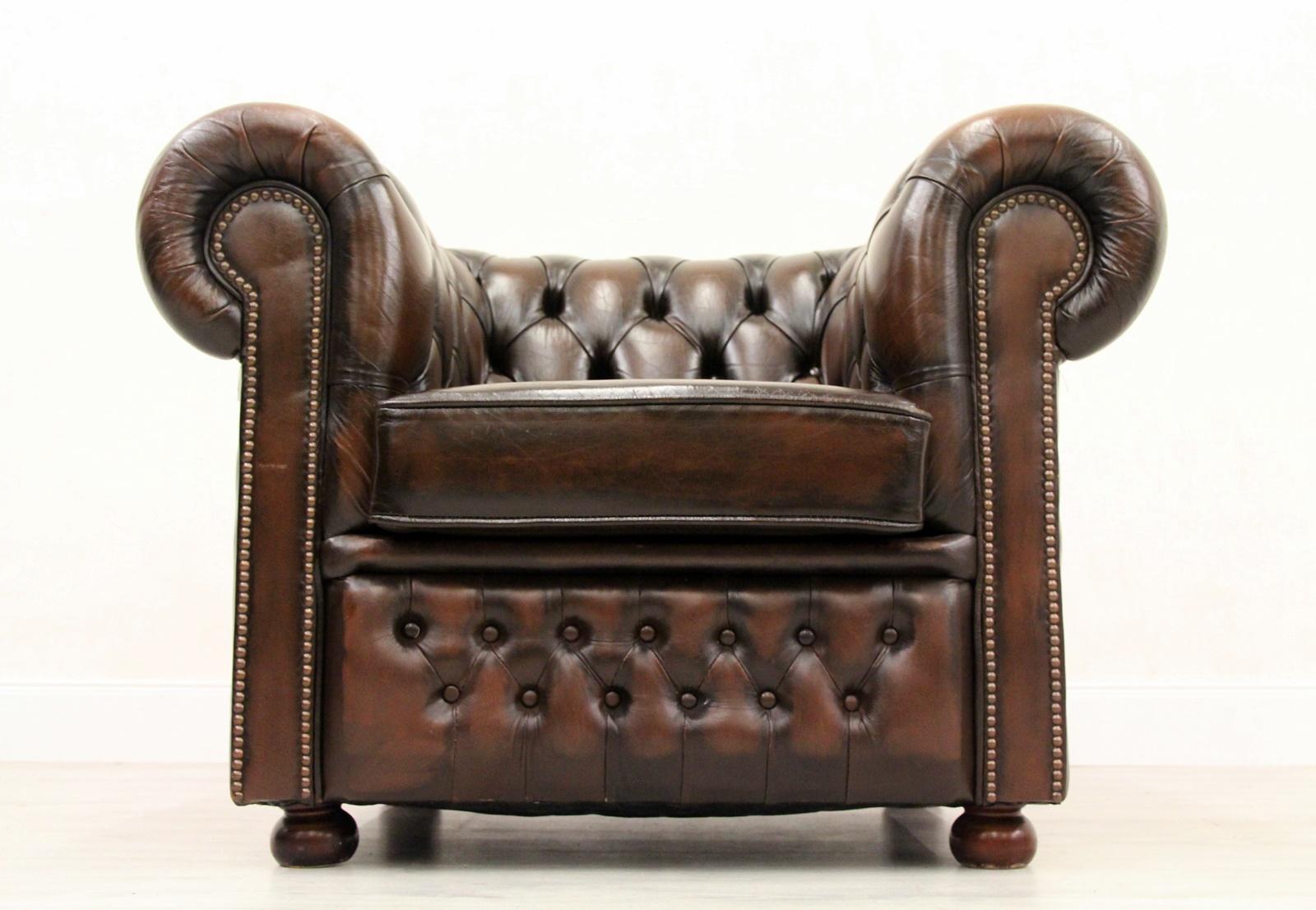 Chesterfield armchair
Armchair
Measures: Height x 75 cm, width x 100 cm, diameter x 90cm
Condition: The chair is in a very good condition for the age and still has the charm of the 