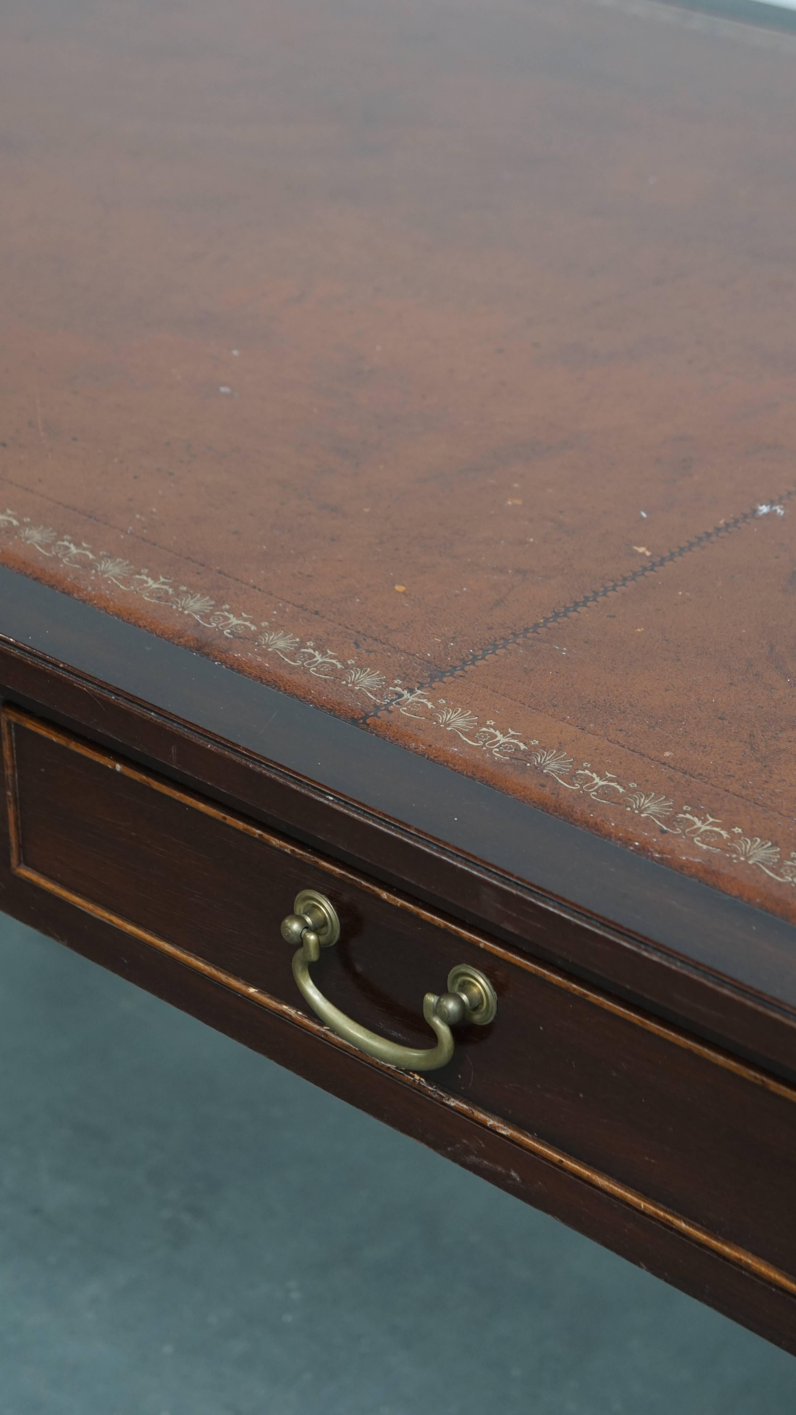 Table basse sur roulettes de style anglais Chesterfield avec 4 tiroirs en vente 4
