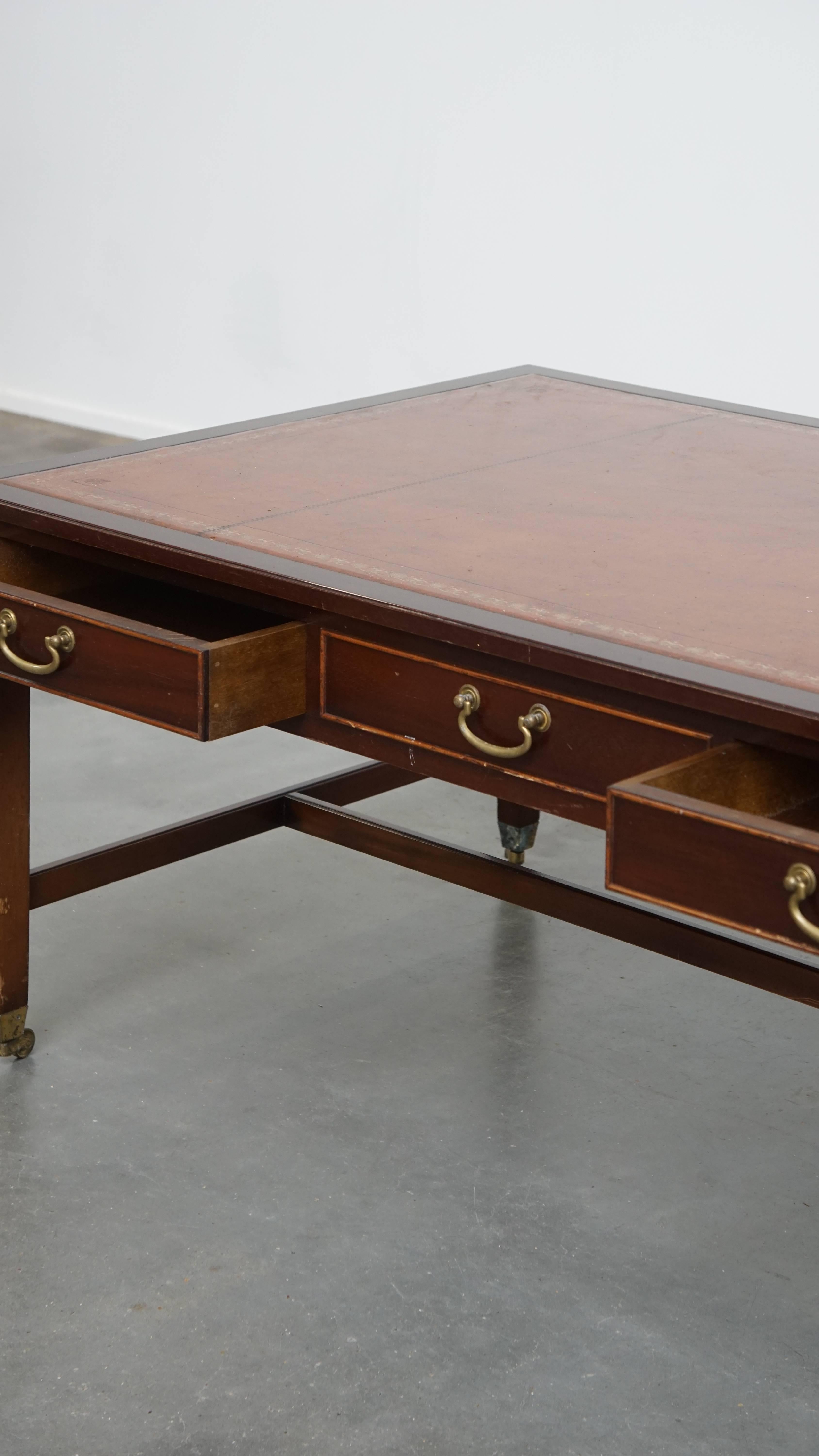 Table basse sur roulettes de style anglais Chesterfield avec 4 tiroirs en vente 5