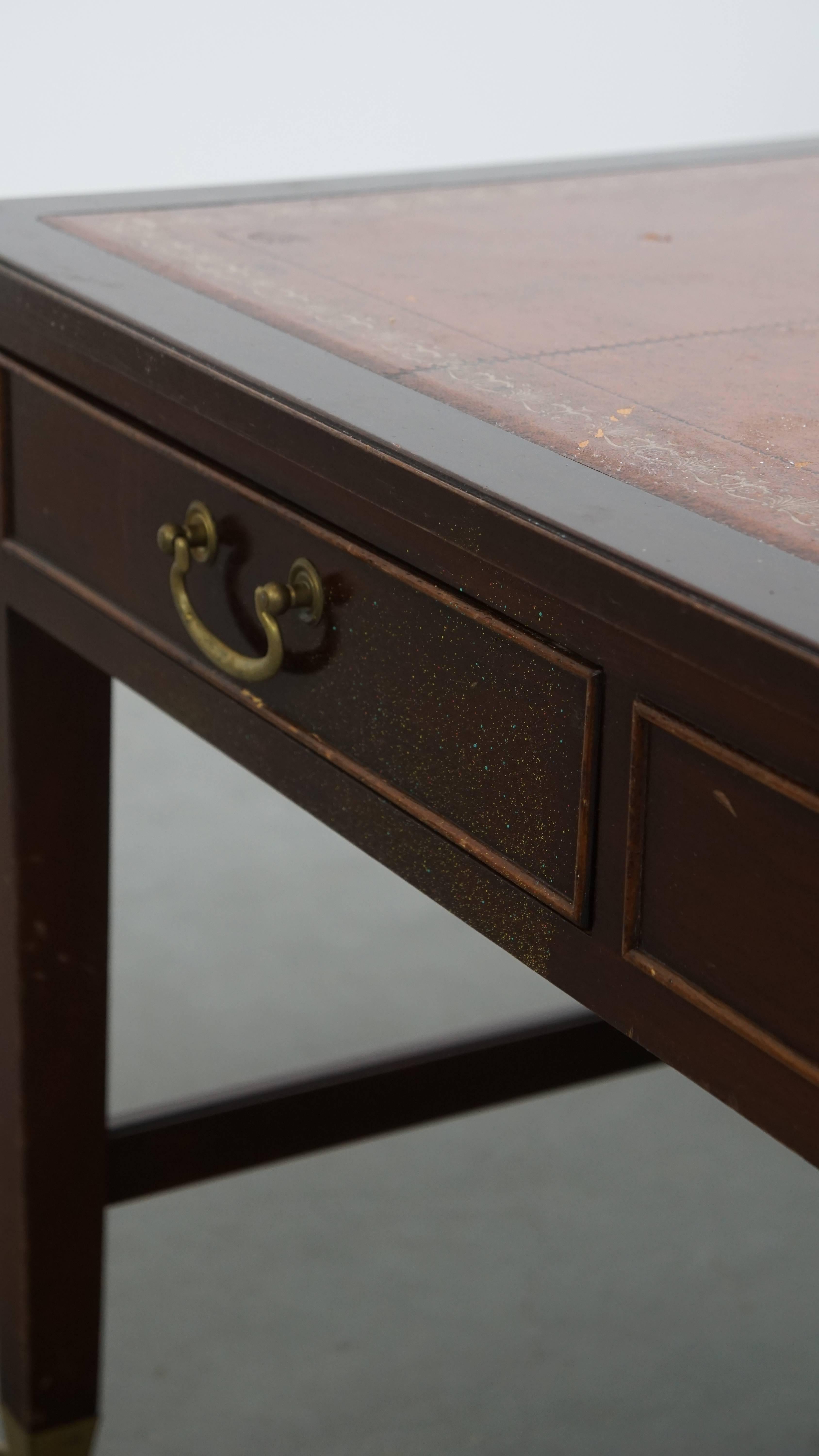 Table basse sur roulettes de style anglais Chesterfield avec 4 tiroirs en vente 6