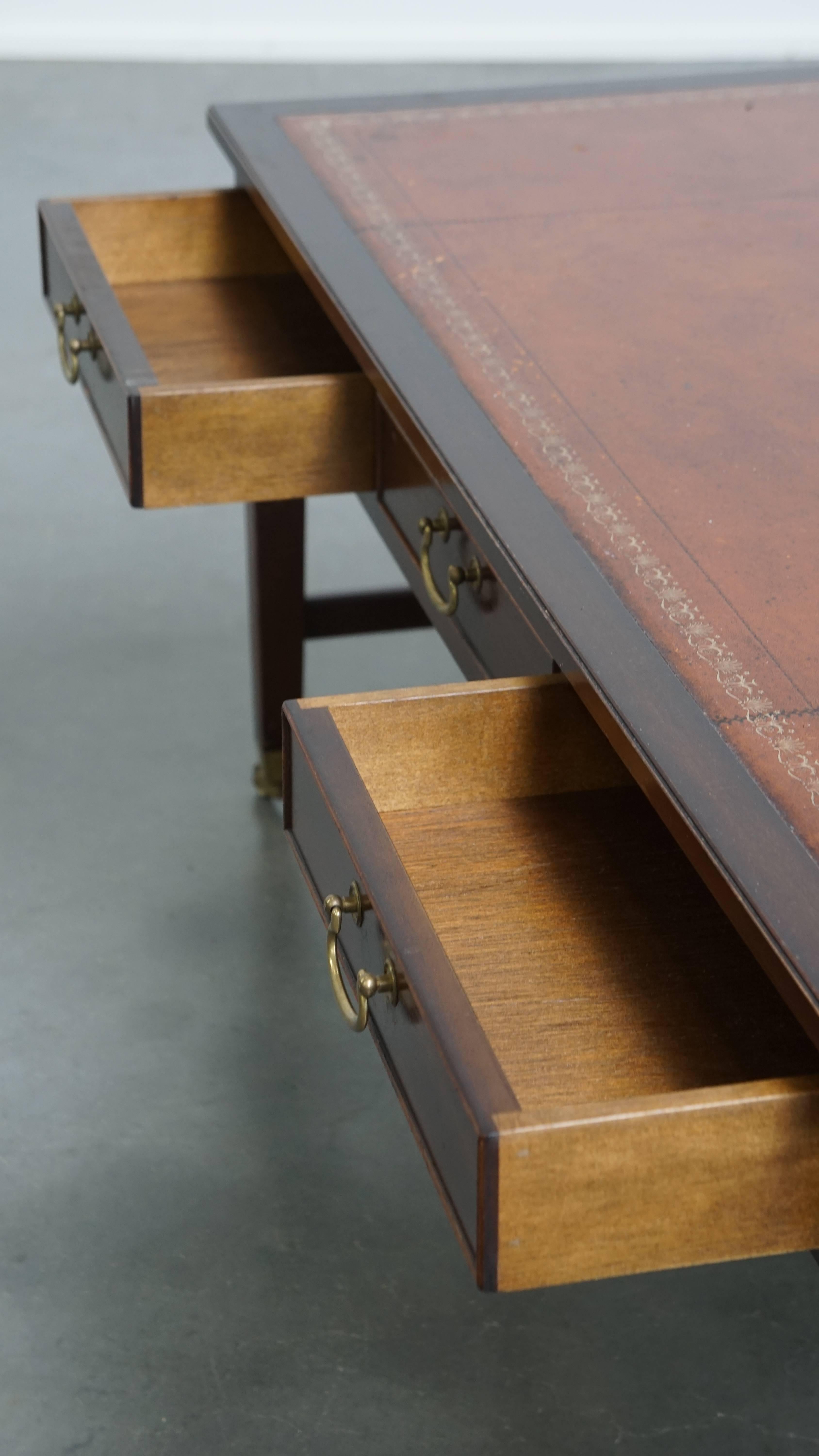 Table basse sur roulettes de style anglais Chesterfield avec 4 tiroirs en vente 8