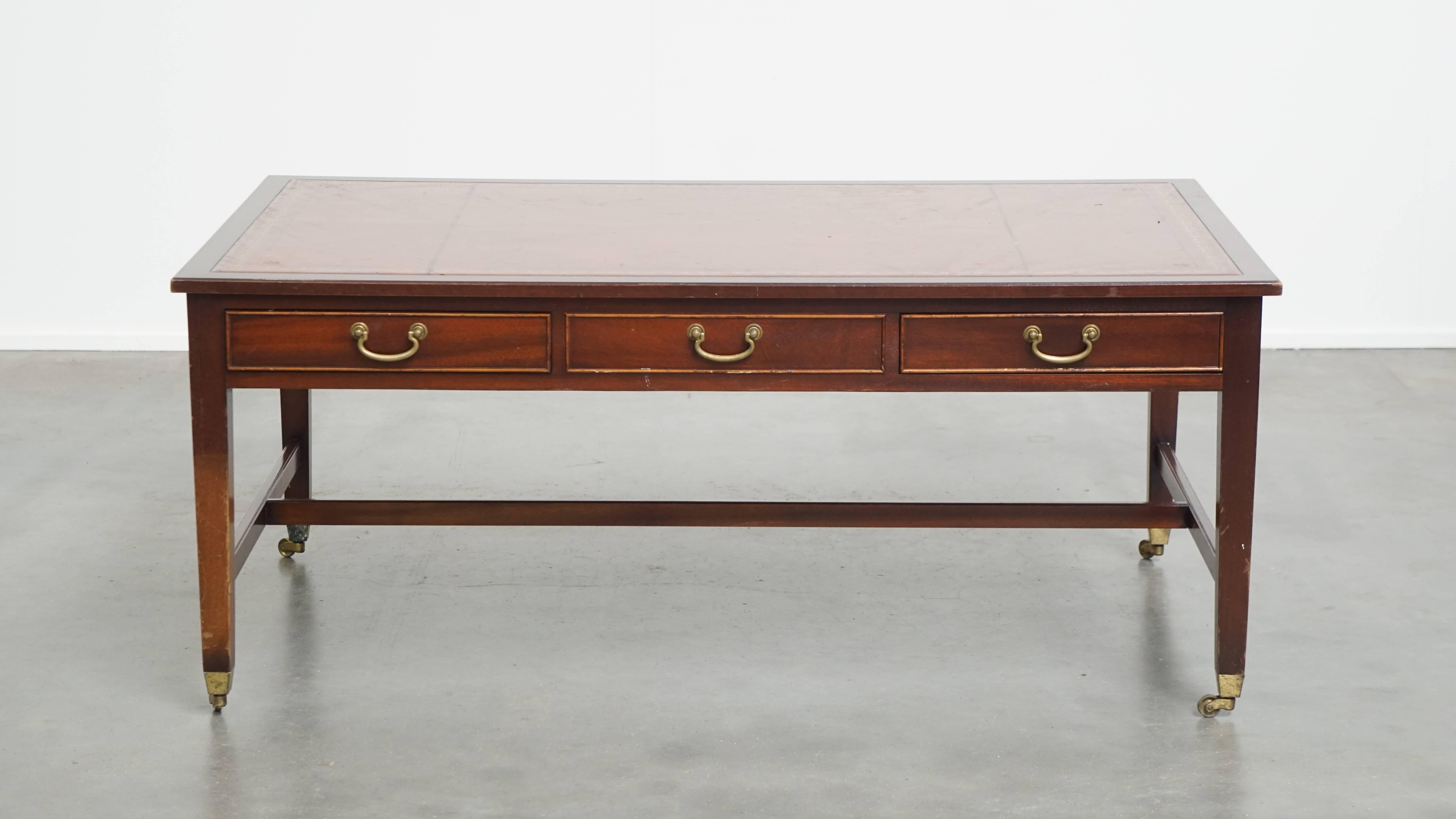 Offerte : cette élégante table basse sur roulettes Chesterfield de style anglais avec 4 tiroirs et un plateau décoratif en cuir marron.
Cette magnifique table basse Chesterfield sur roulettes est un véritable atout pour les intérieurs classiques et