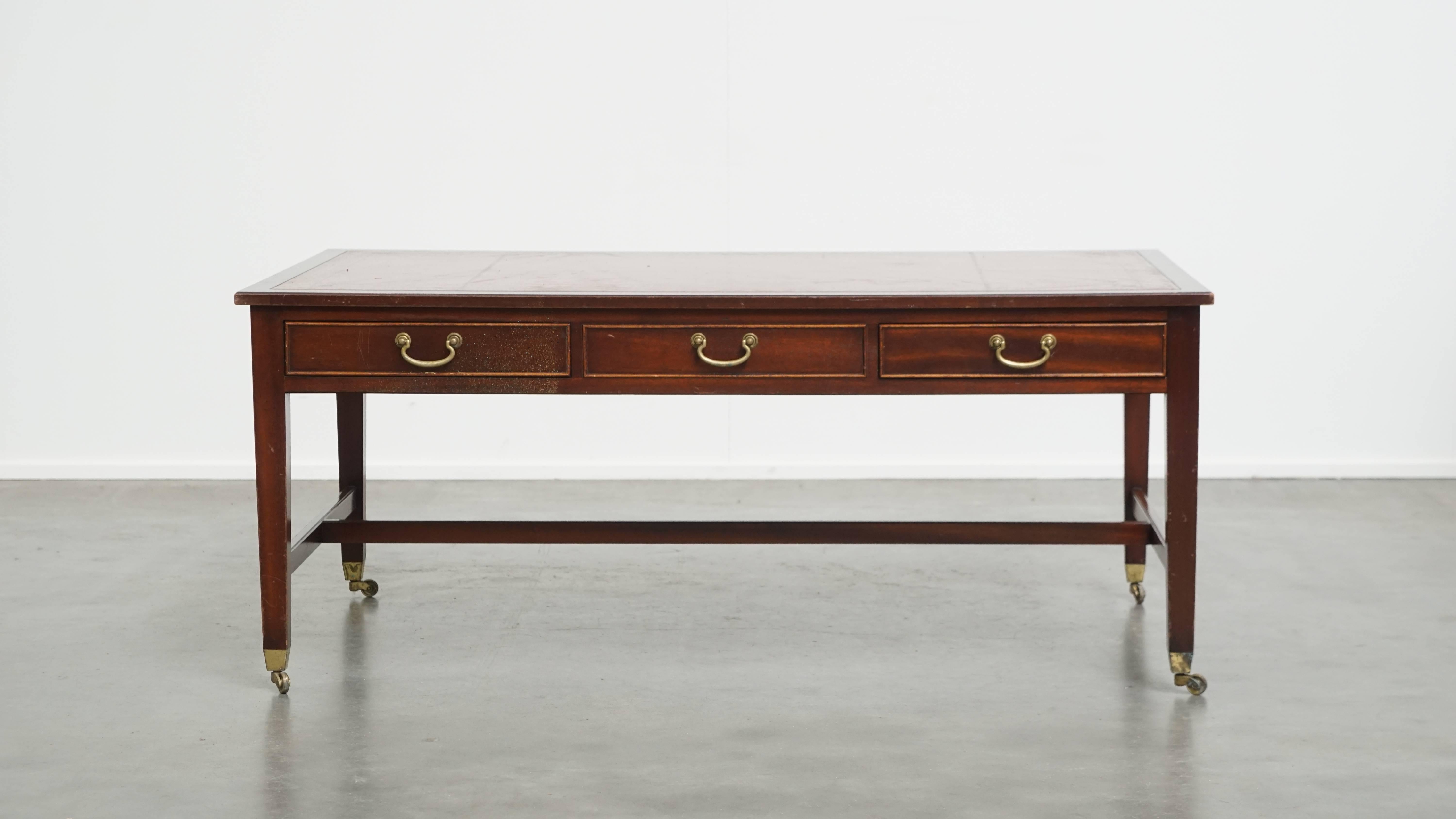 Table basse sur roulettes de style anglais Chesterfield avec 4 tiroirs État moyen - En vente à Harderwijk, NL