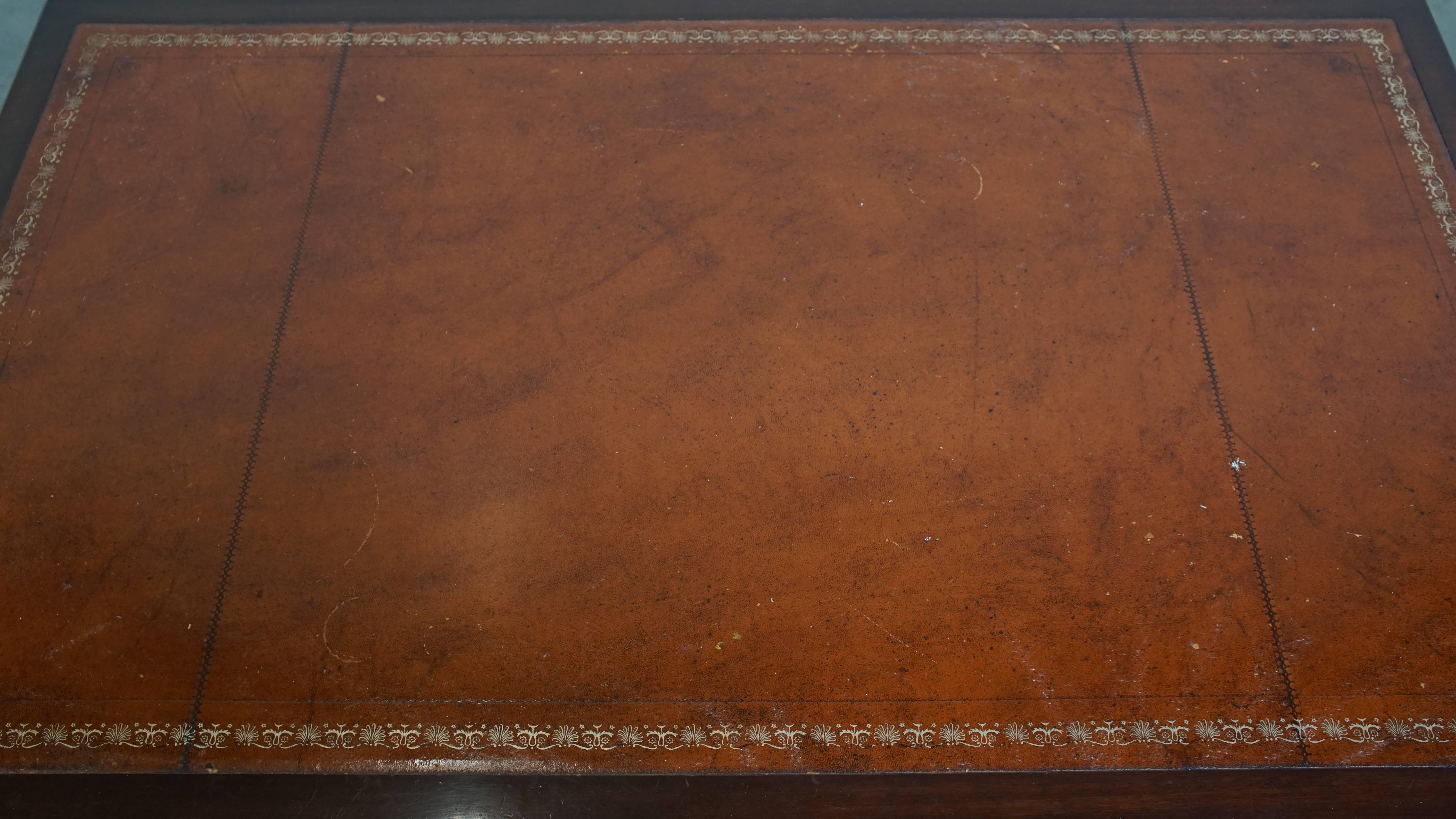 Cuir Table basse sur roulettes de style anglais Chesterfield avec 4 tiroirs en vente