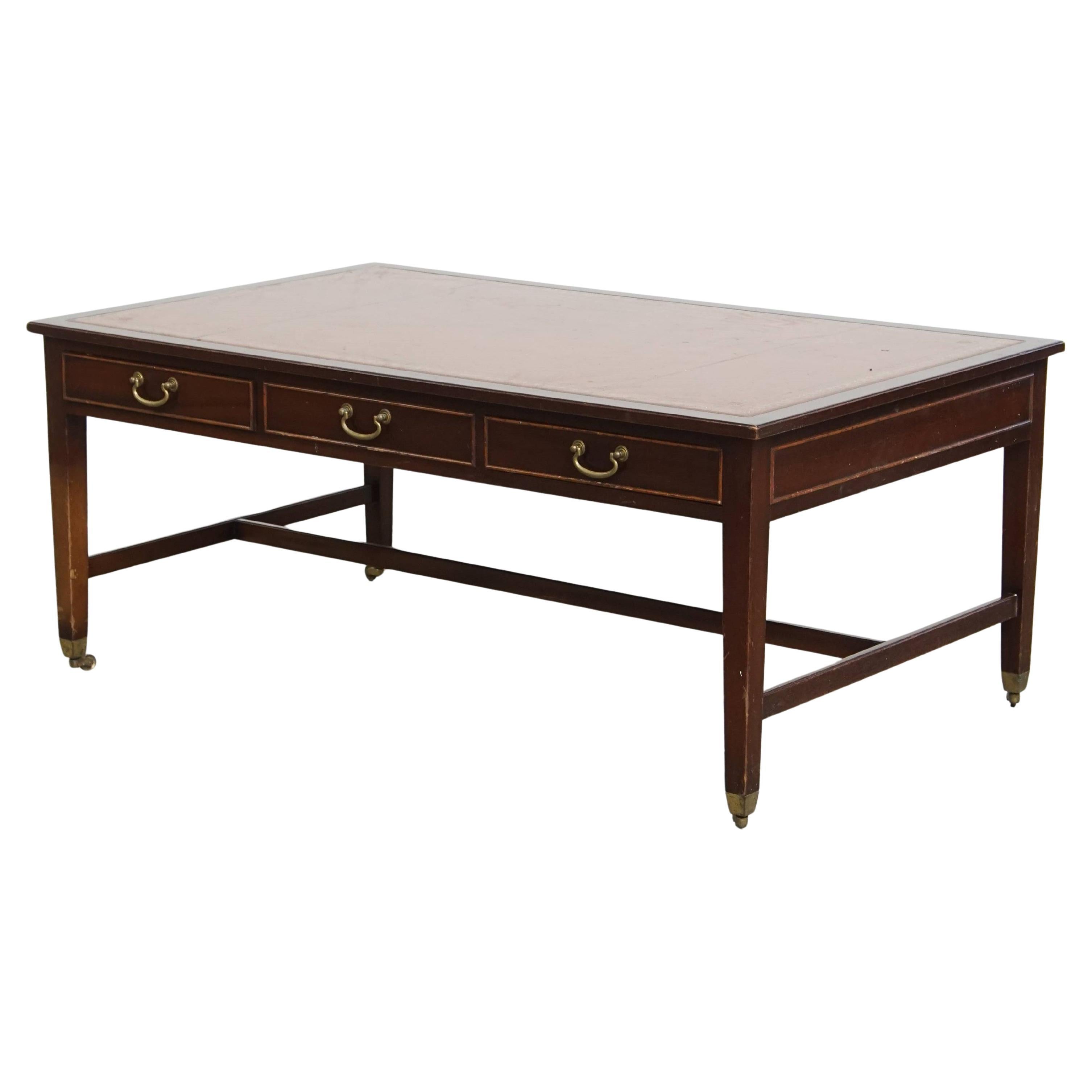 Table basse sur roulettes de style anglais Chesterfield avec 4 tiroirs en vente
