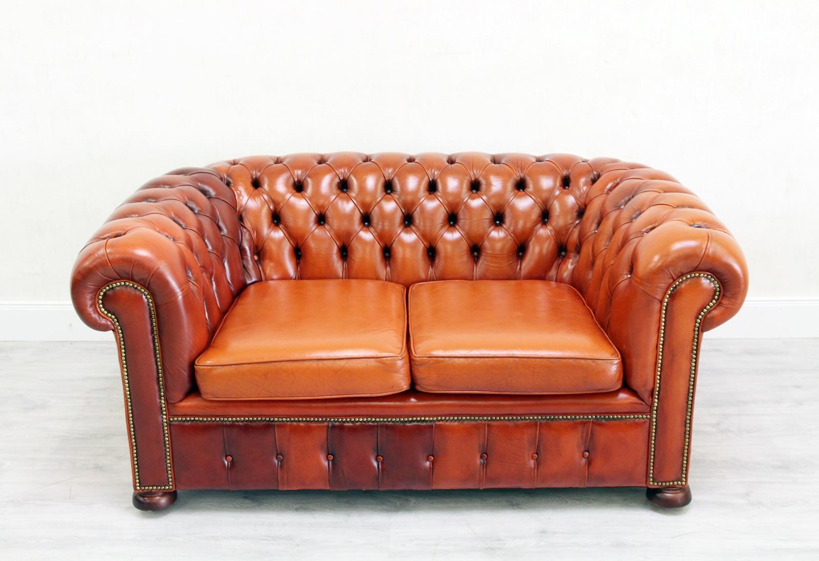 Chesterfield echt Leder Zweier Sofa
in originellem Design

Zustand: Das Sofa ist in einem SEHR gutem Zustand
Sofa
Hx76cm Lx160cm Tx90cm
Polster ist in einem gutem zustand mit Patina(siehe Fotos).
Farbe:Orange
Kissen:Schaumstoff

hochwertige