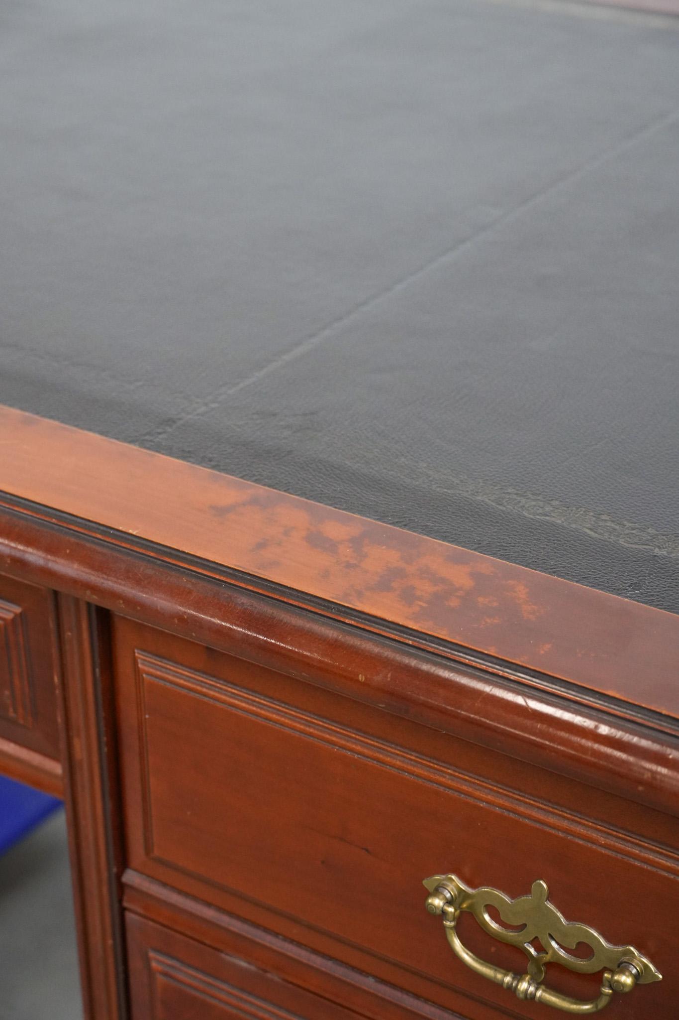 Chesterfield-Schreibtisch/Partnertisch im englischen Stil mit schwarzer Lederplatte im Angebot 4