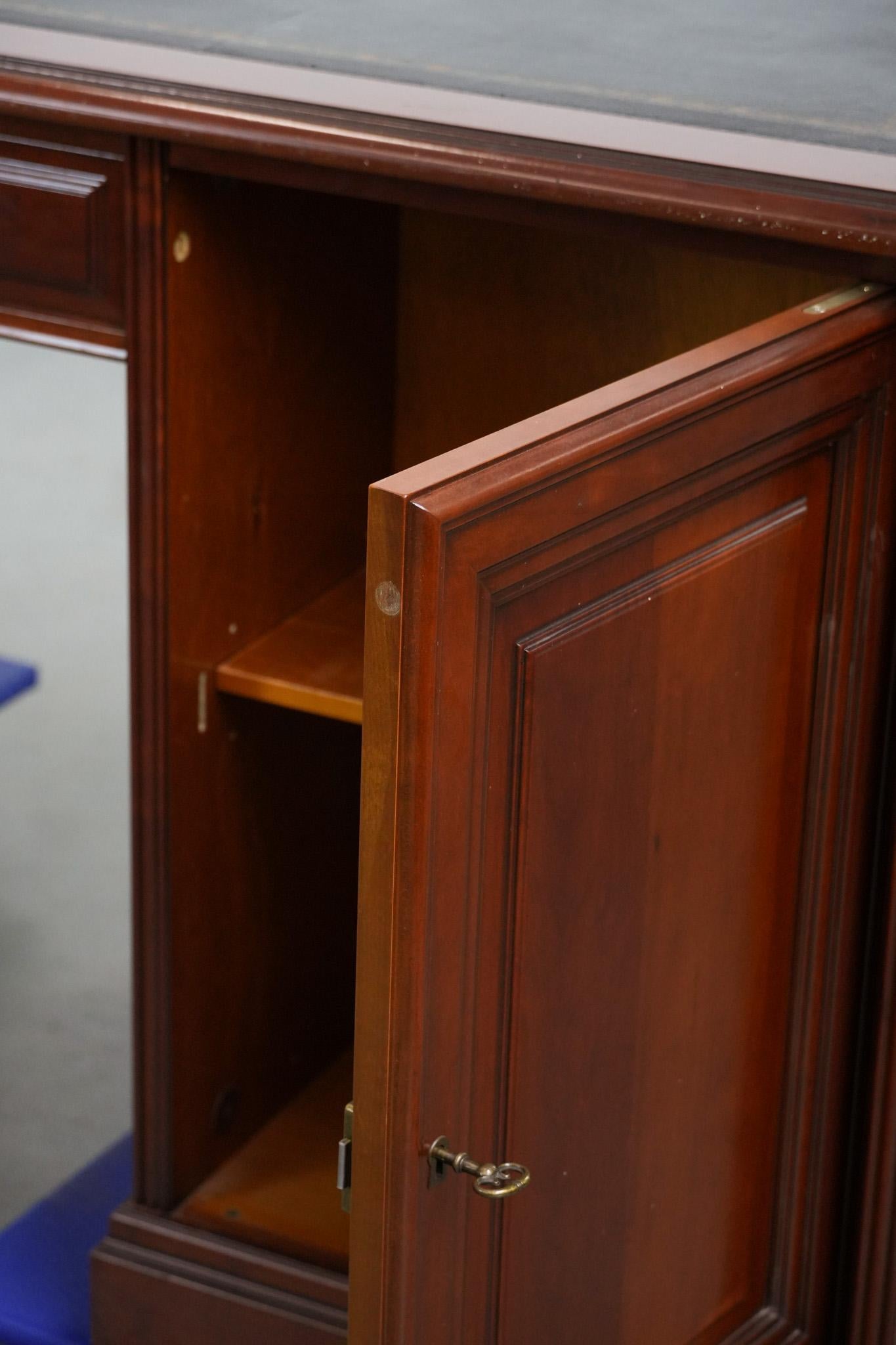 Chesterfield-Schreibtisch/Partnertisch im englischen Stil mit schwarzer Lederplatte im Angebot 11