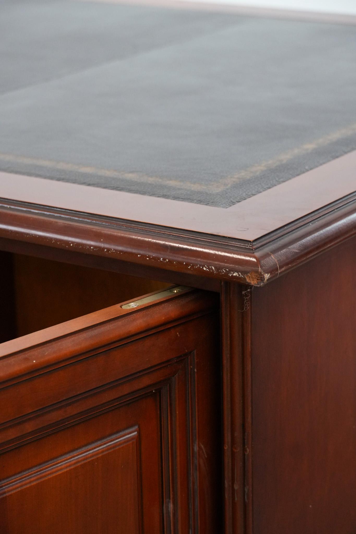 Chesterfield-Schreibtisch/Partnertisch im englischen Stil mit schwarzer Lederplatte im Angebot 12